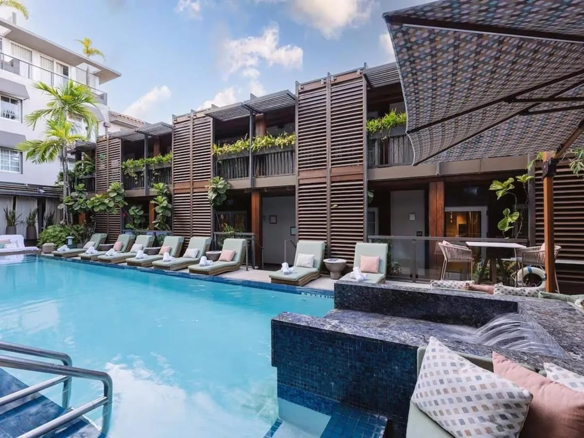 Swimming pool in Lennox Miami Beach