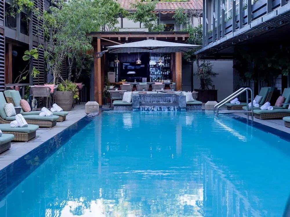 Swimming pool in Lennox Miami Beach