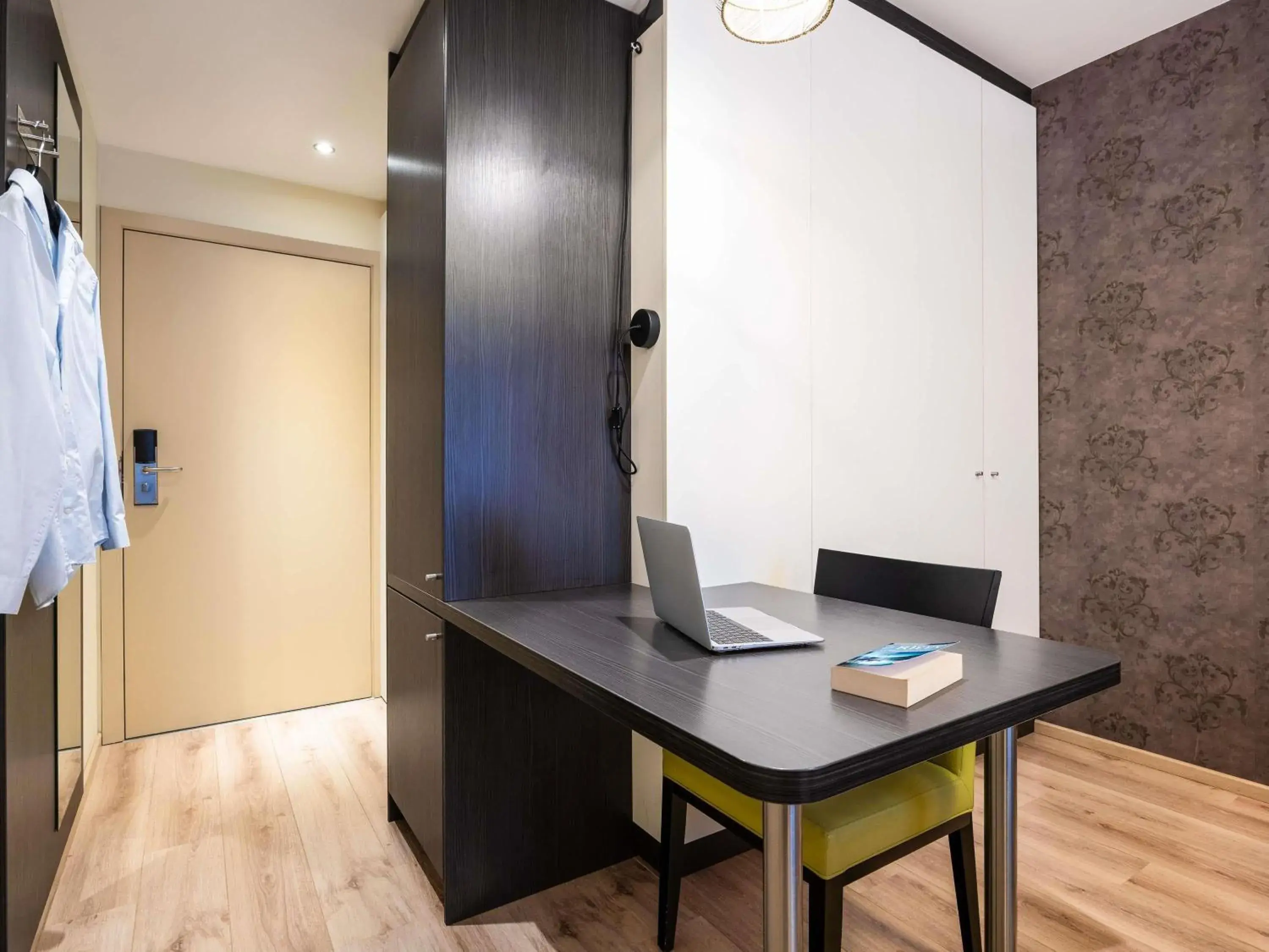 Bedroom in ibis Styles Hotel Brussels Centre Stéphanie Bedroom in ibis Styles Hotel Brussels Centre Stéphanie