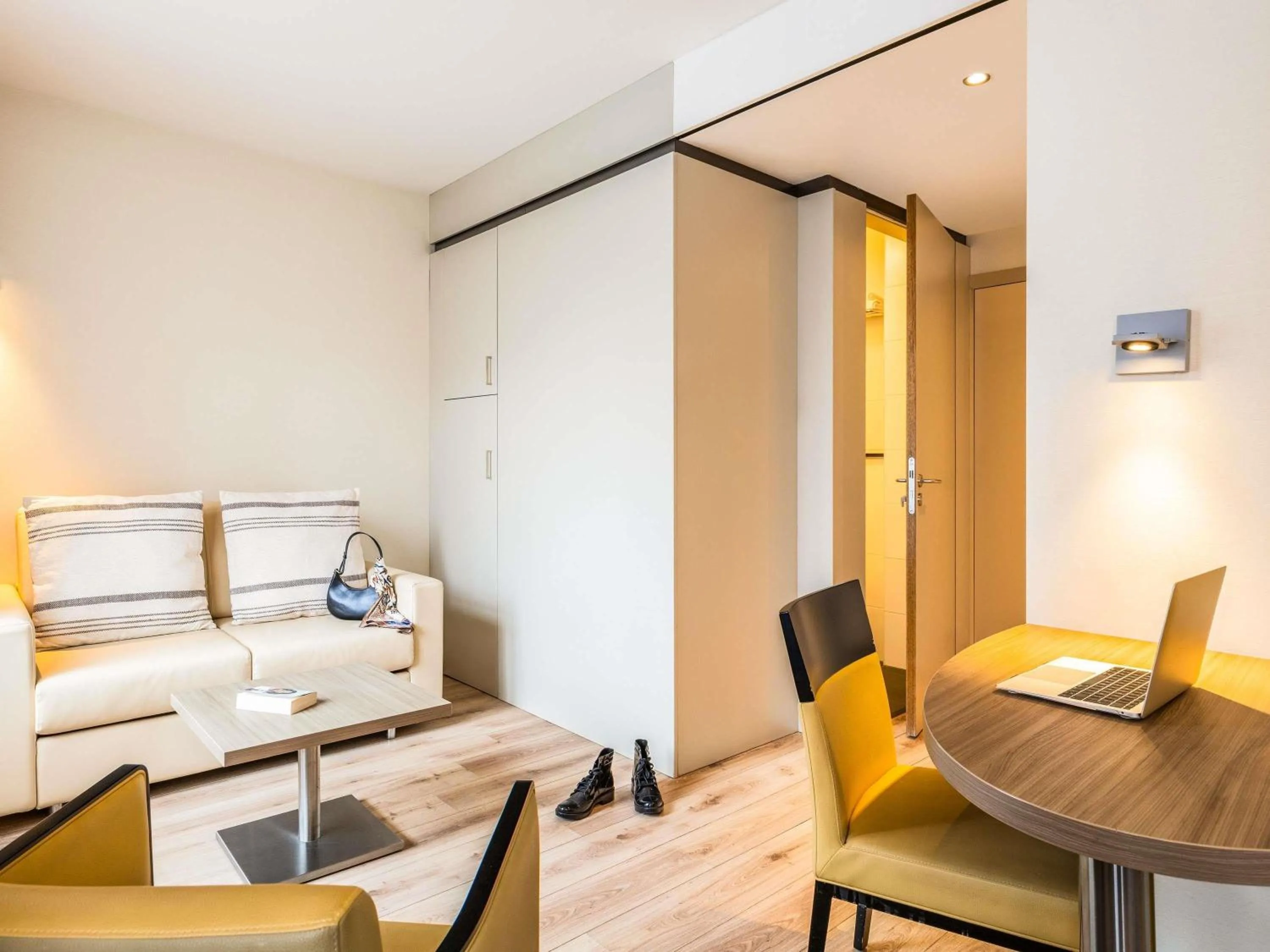 Bedroom in ibis Styles Hotel Brussels Centre Stéphanie