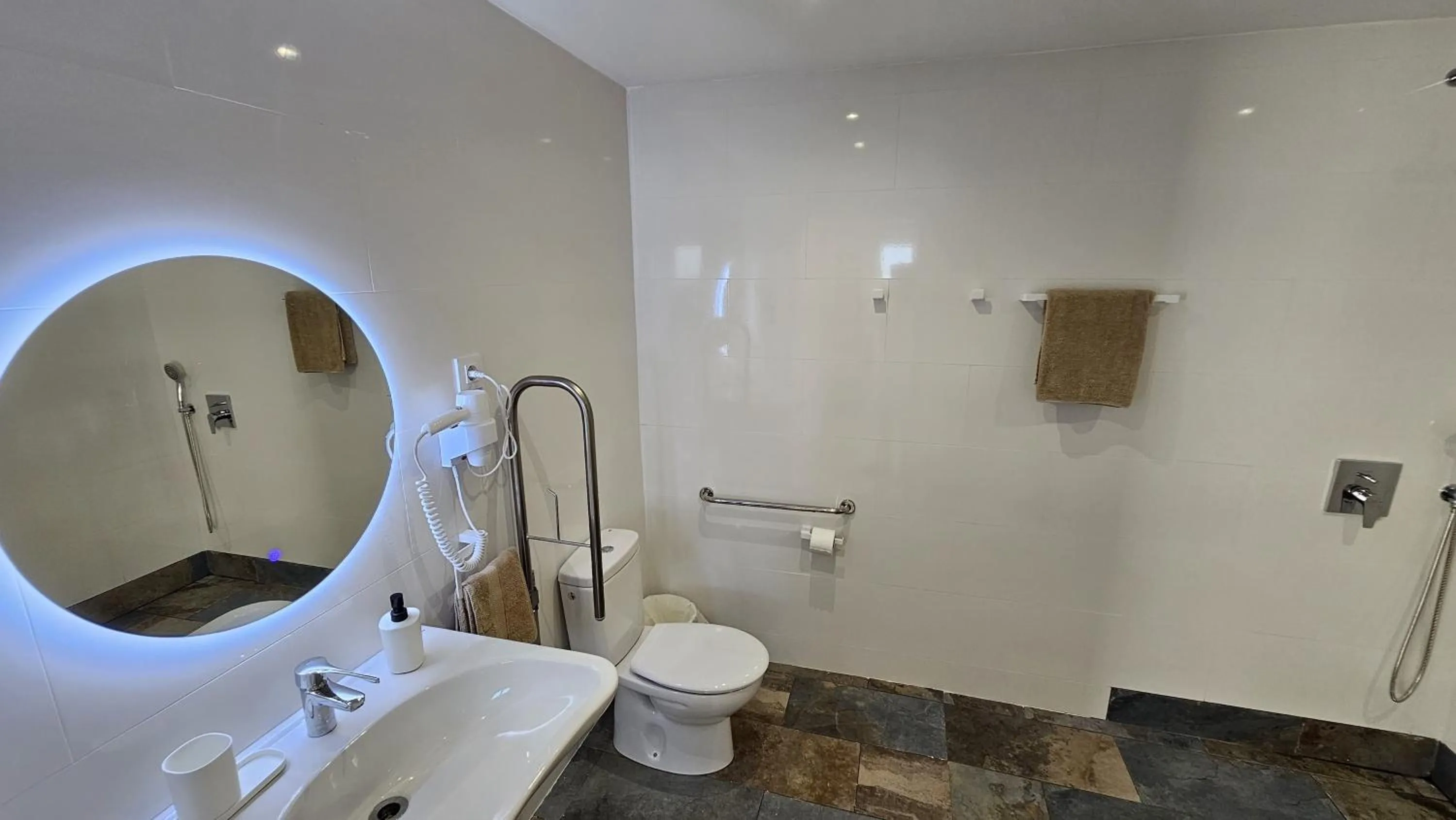 Shower in Apartamentos Ibiza