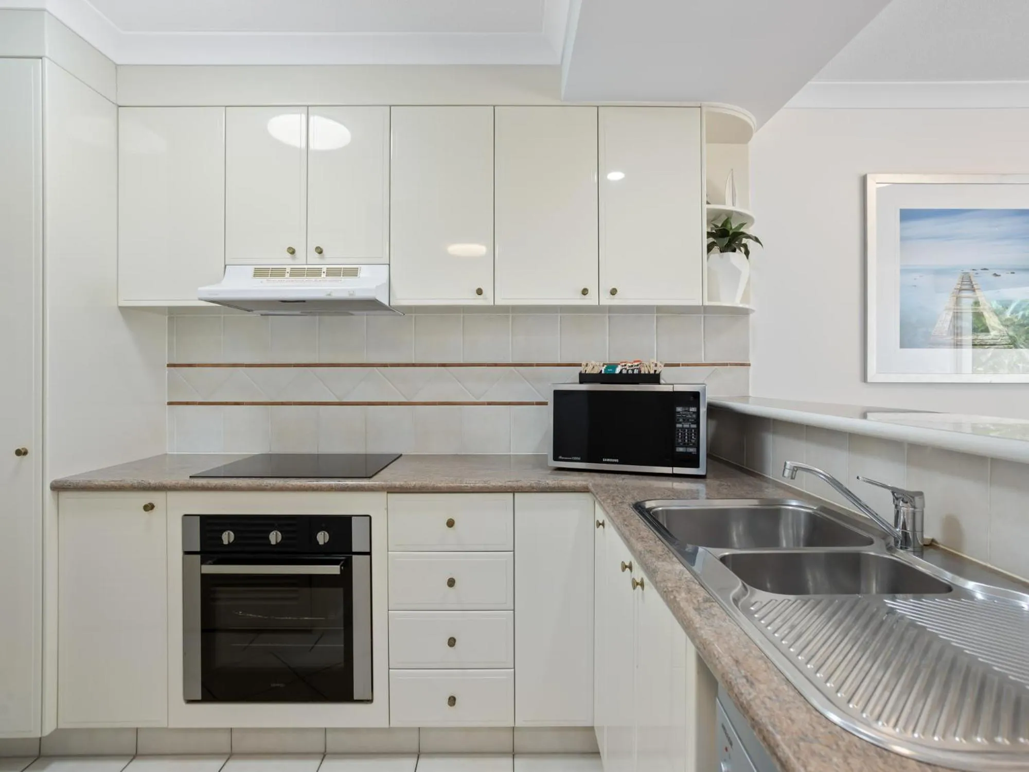 Kitchen or kitchenette in ULTIQA Burleigh Mediterranean Resort