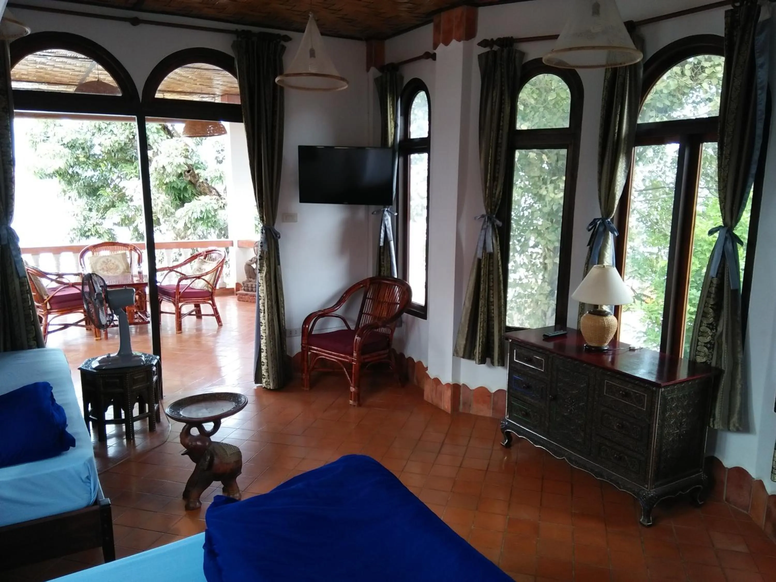 TV and multimedia in Mut Mee Garden Guest House