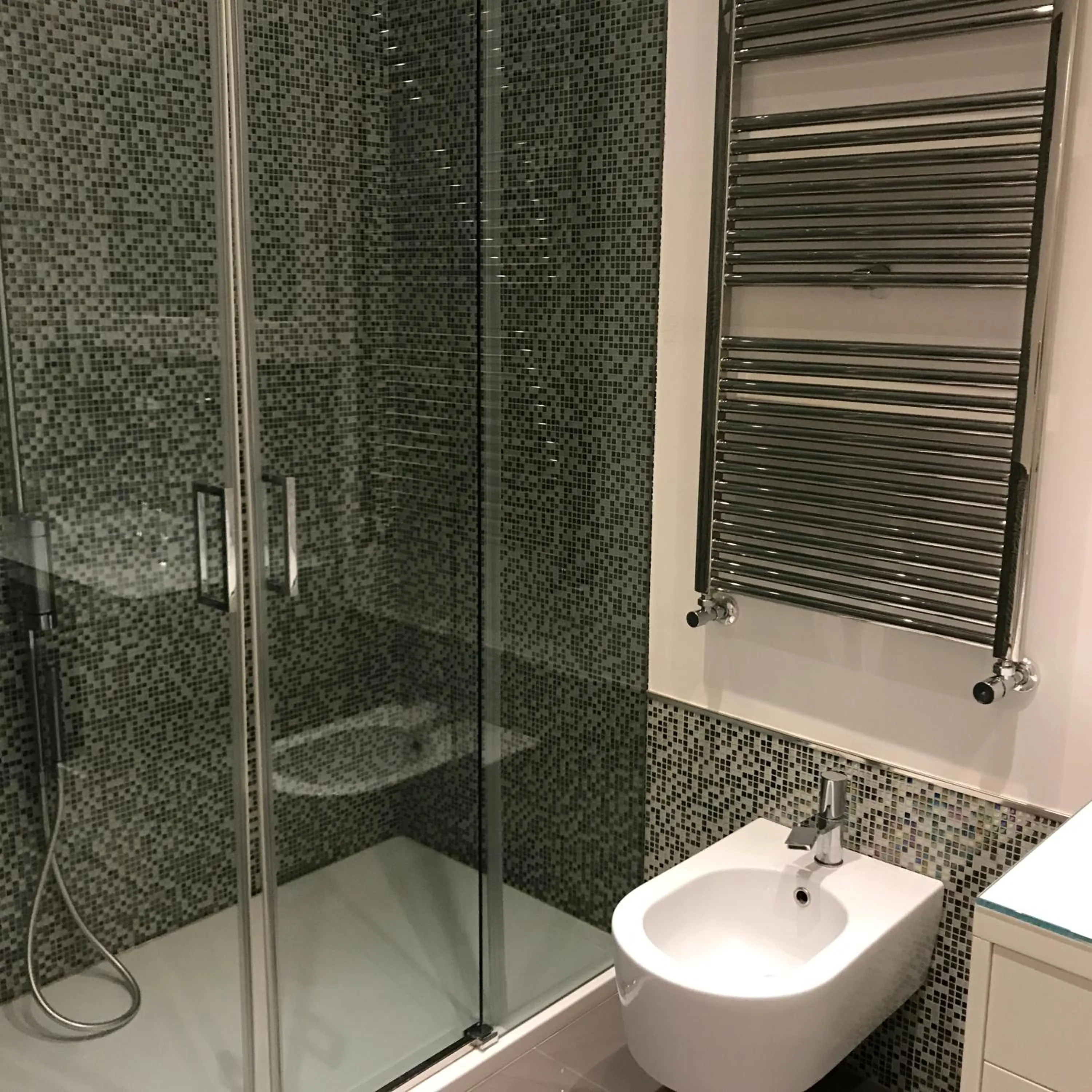 Shower in ROOM 110 BARI -guesthouse-