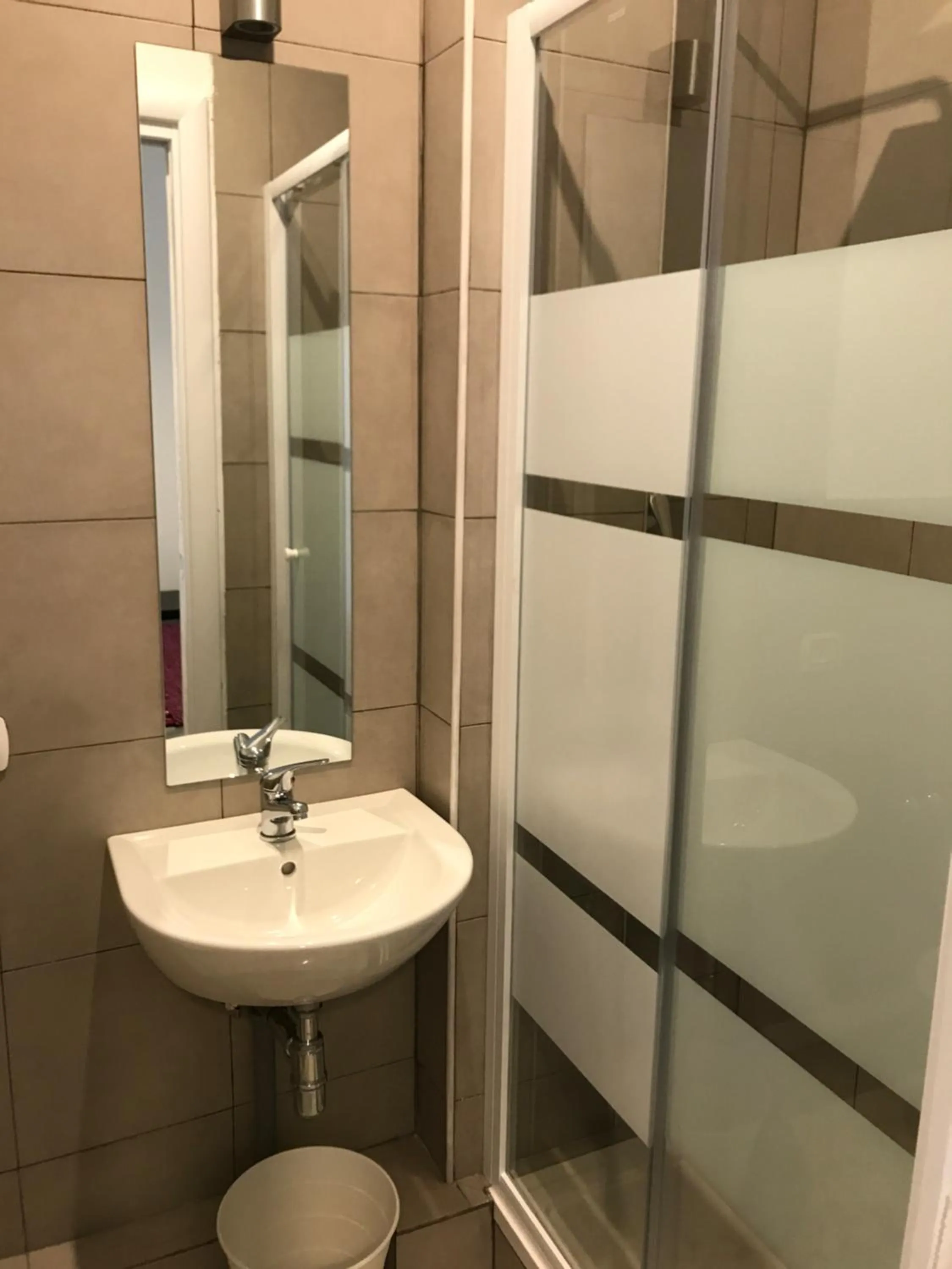 Shower in ROOM 110 BARI -guesthouse-