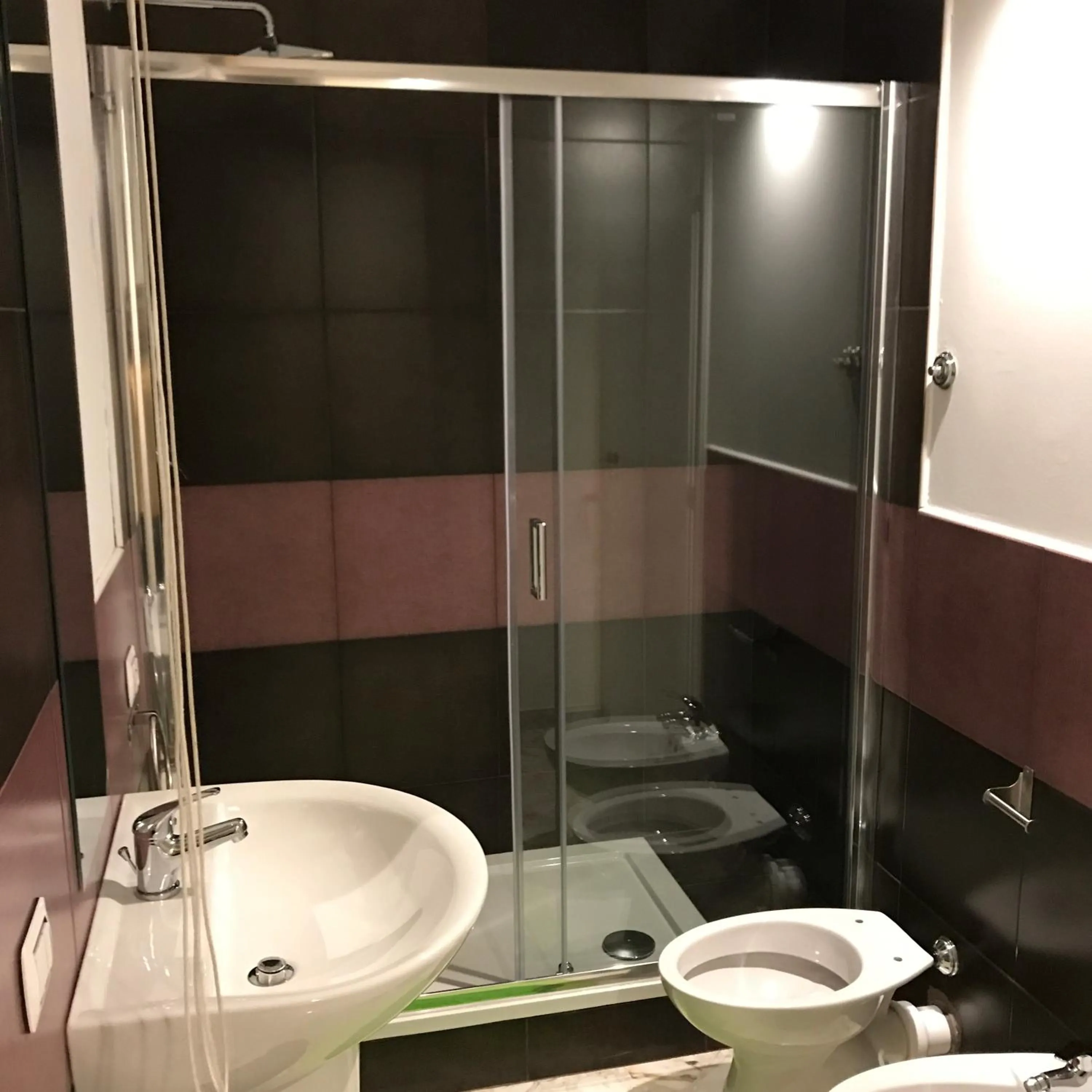 Shower in ROOM 110 BARI -guesthouse-