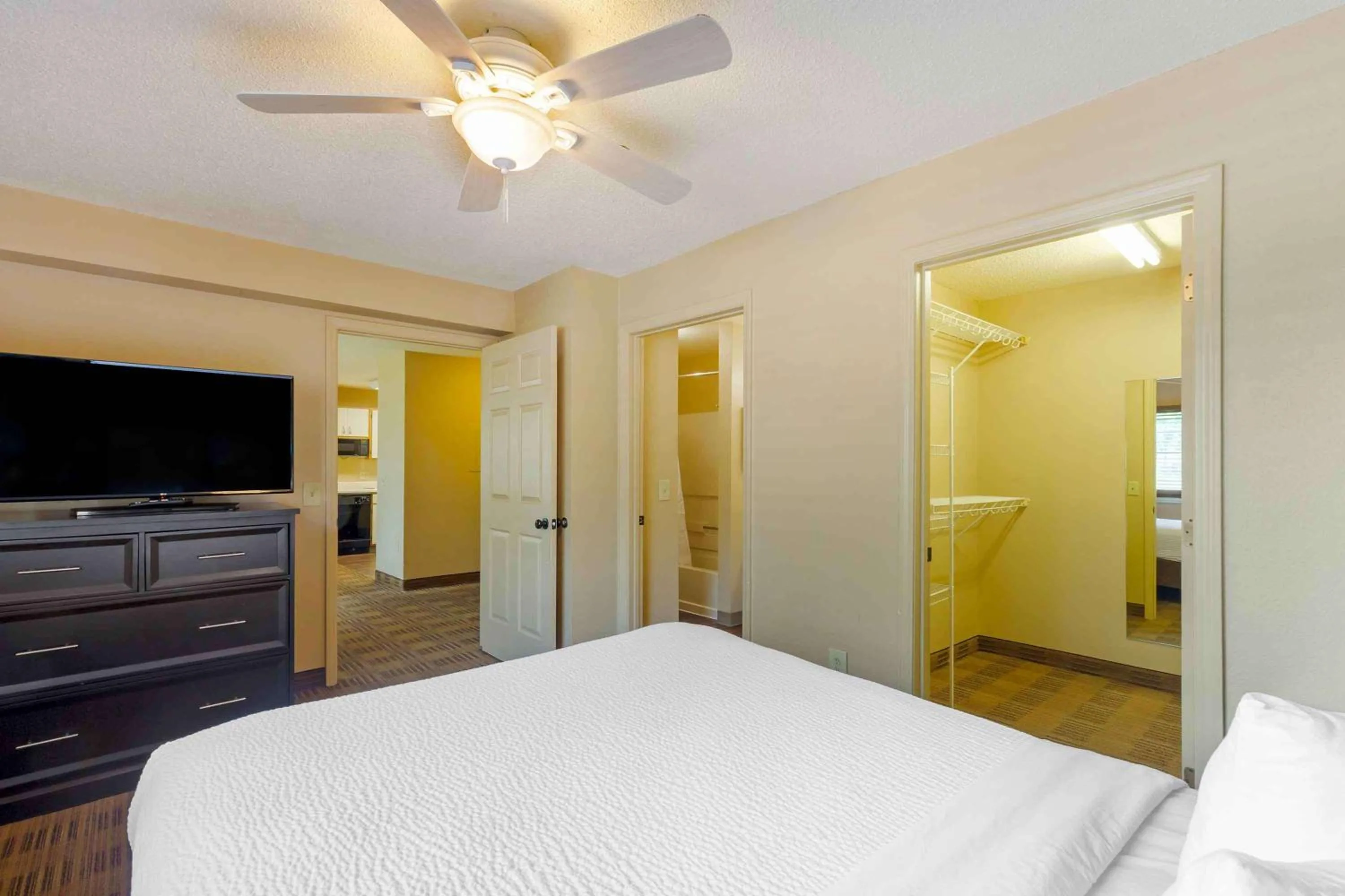 Bedroom, Bed in Extended Stay America Select Suites - Orlando - Lake Mary - 1040 Greenwood Blvd