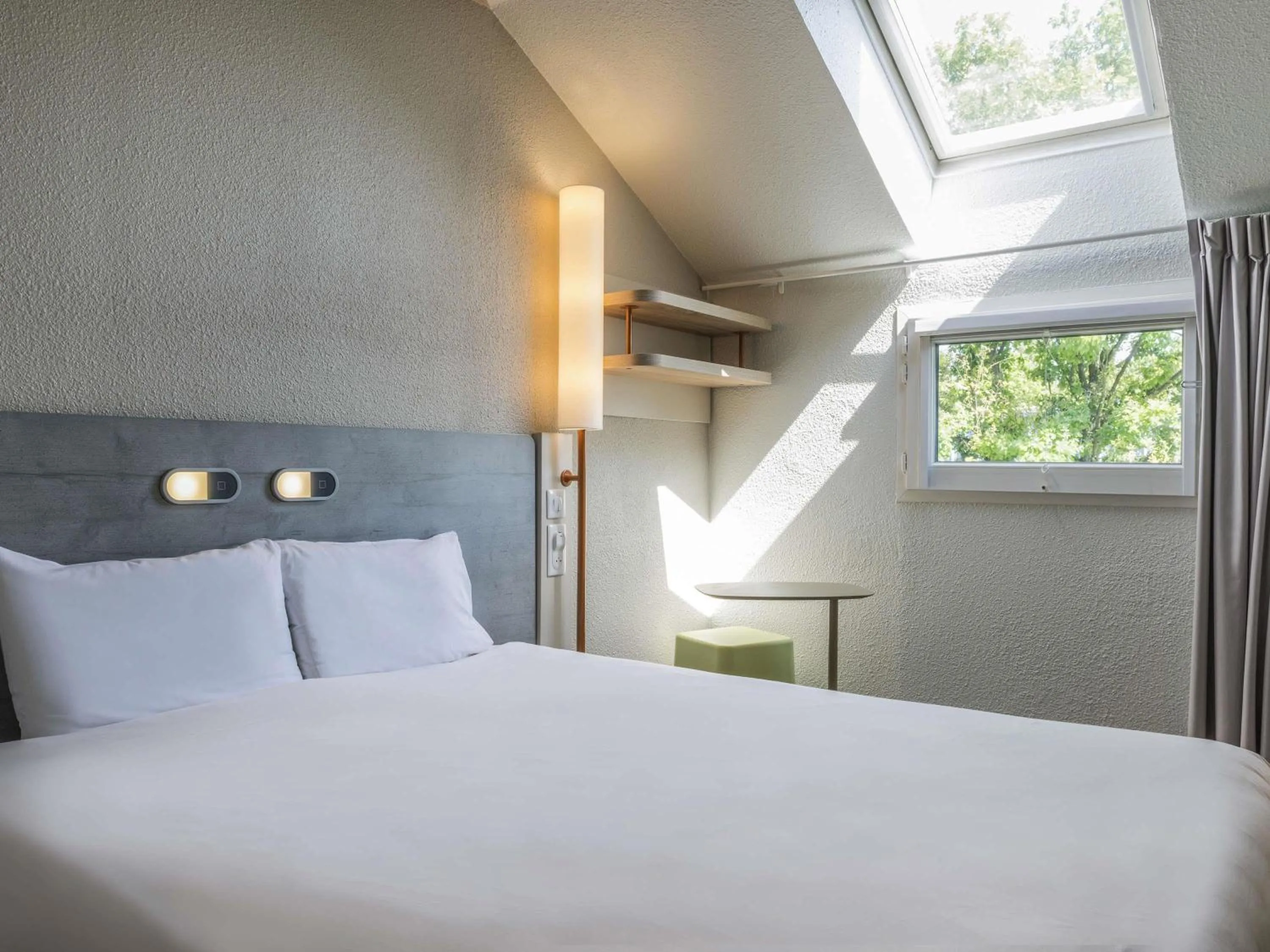 Bedroom, Bed in ibis budget Senlis