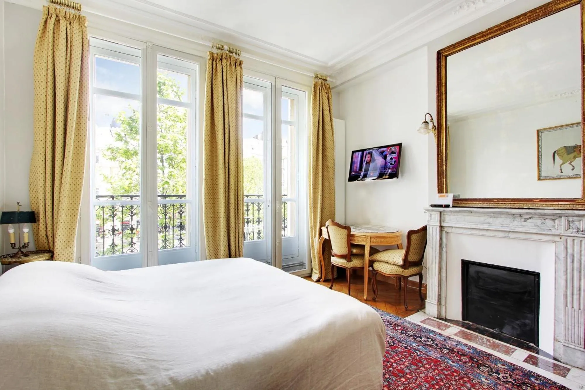 Bed in Suite junior avec balcon et vue sur Arc de Triomphe