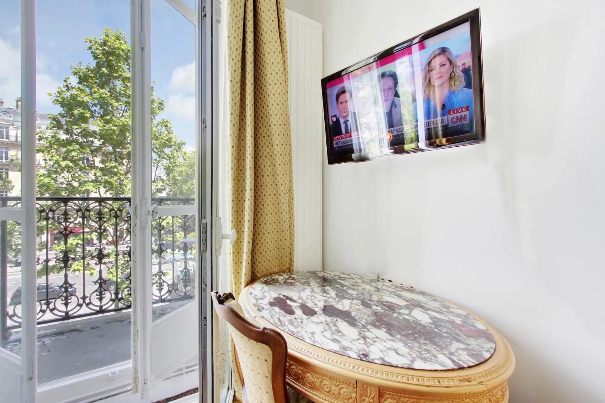 Suite junior avec balcon et vue sur Arc de Triomphe
