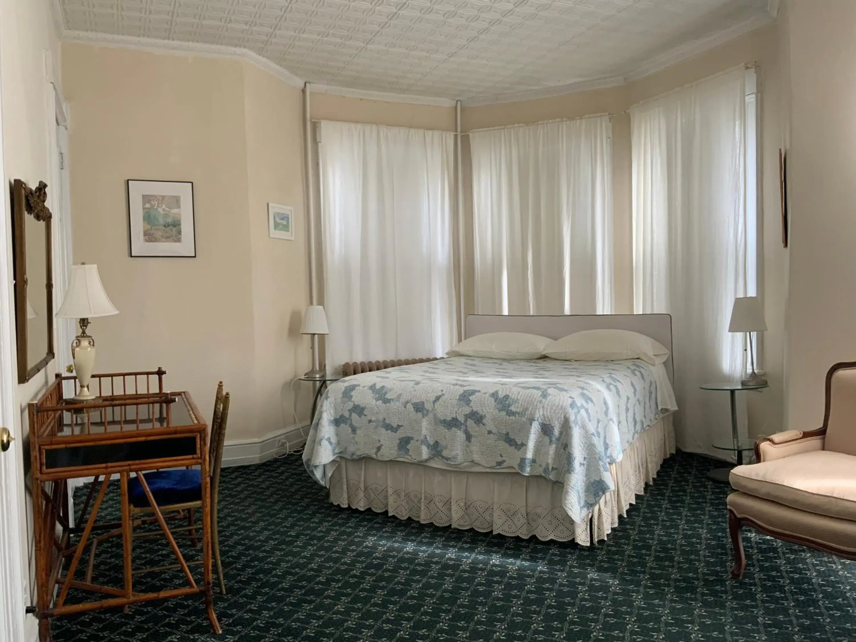 Queen Suite in Fort Pl B&B and Gallery Queen Suite in Fort Pl B&B and Gallery