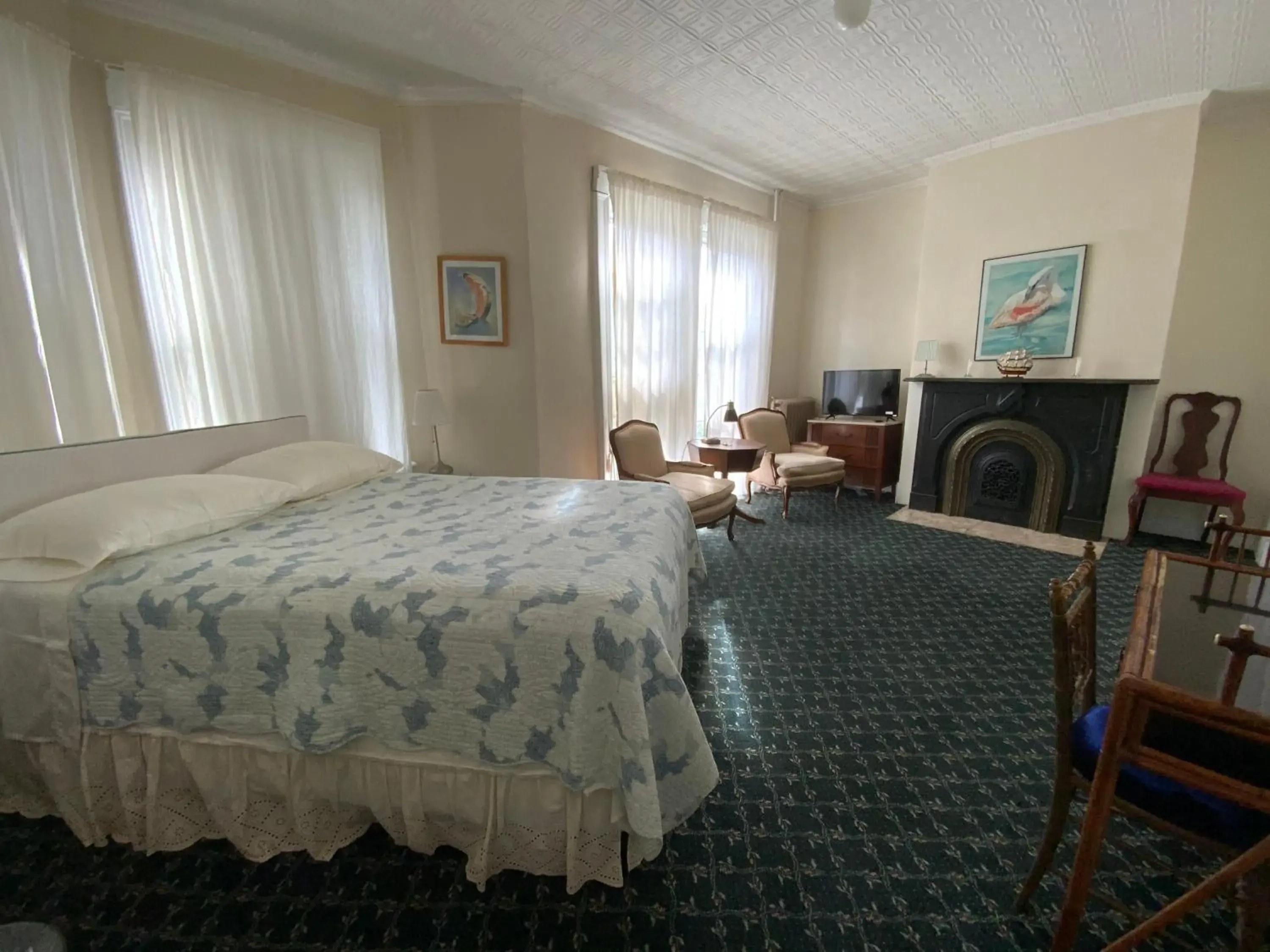 Queen Suite in Fort Pl B&B and Gallery Queen Suite in Fort Pl B&B and Gallery