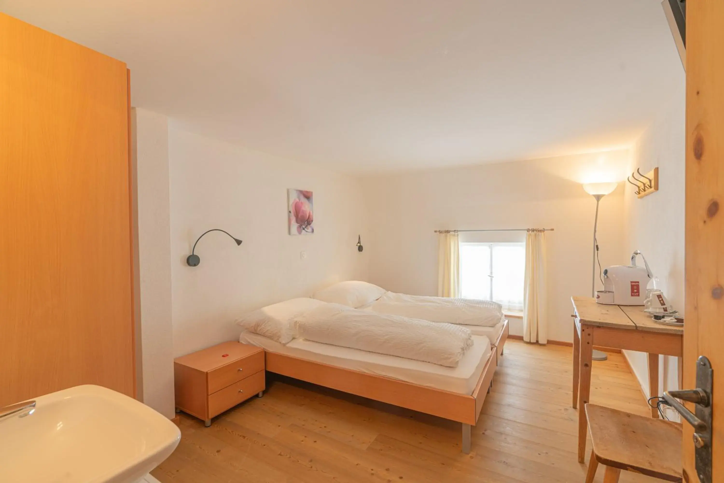 Budget Double Room with Shared Bathroom in Gasthaus & Hotel Berninahaus Budget Double Room with Shared Bathroom in Gasthaus & Hotel Berninahaus