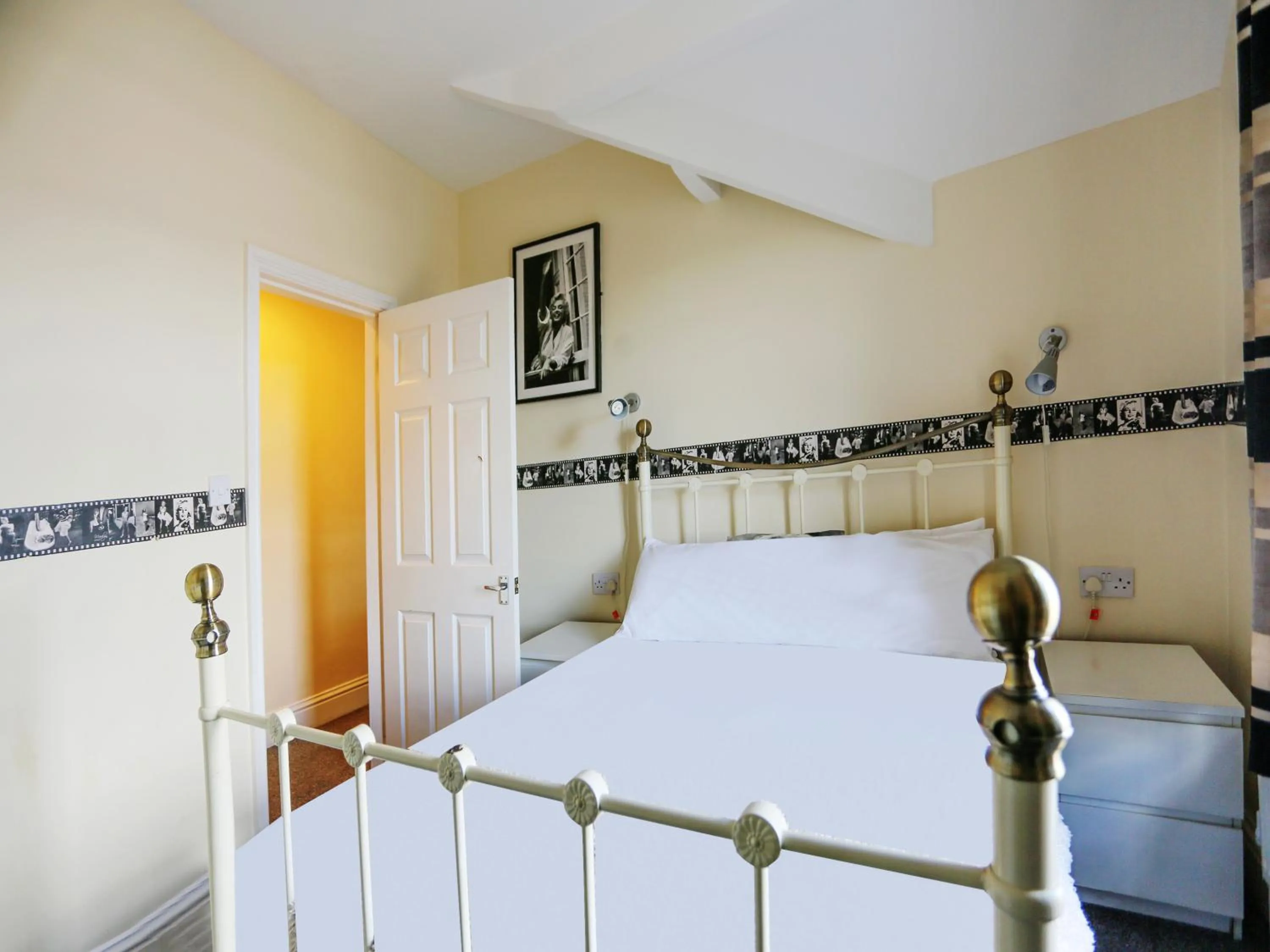 Bedroom, Bed in The Shores Hotel, Central Blackpool