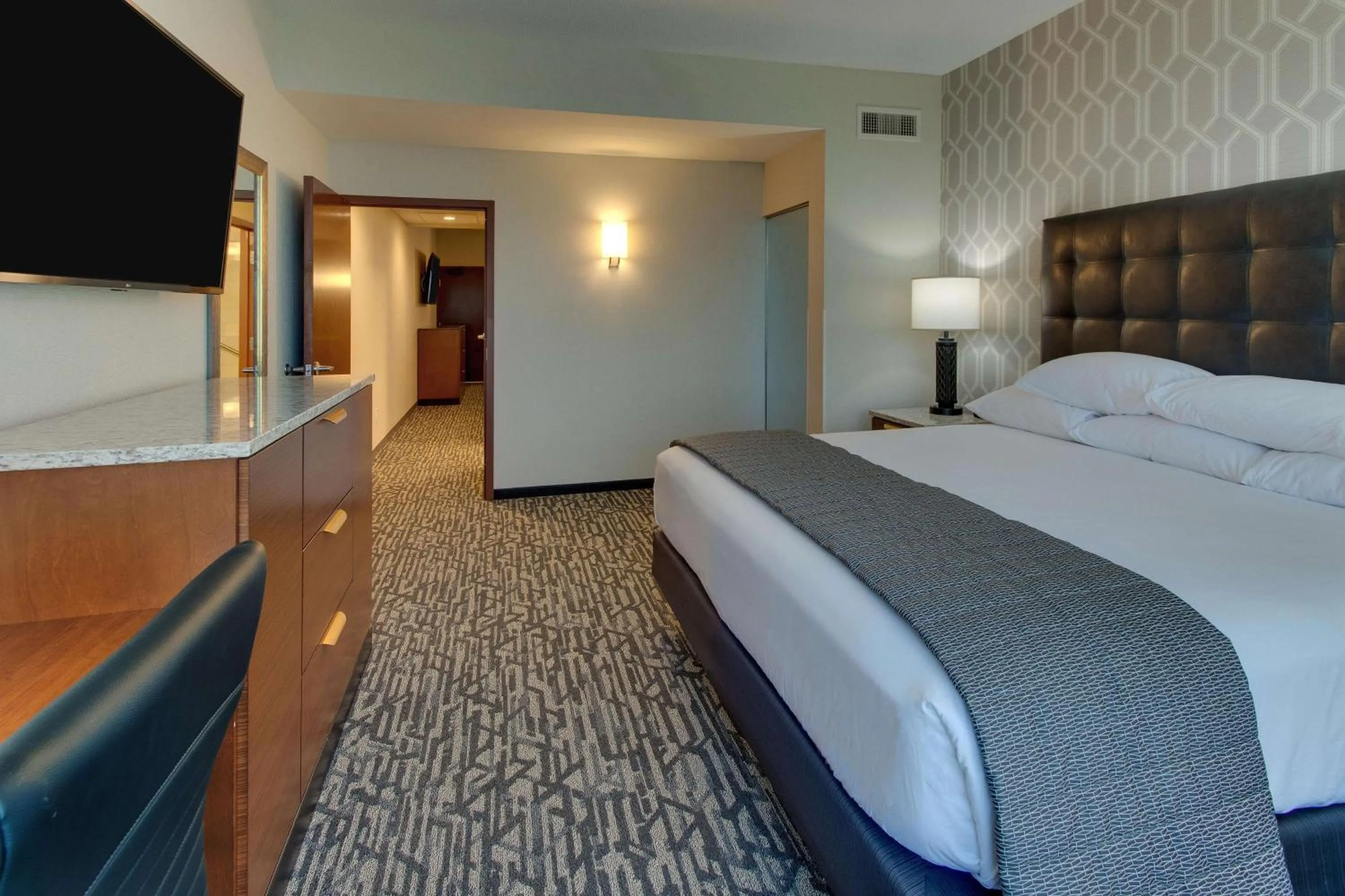 Photo of the whole room, Bed in Drury Plaza Hotel Nashville Downtown