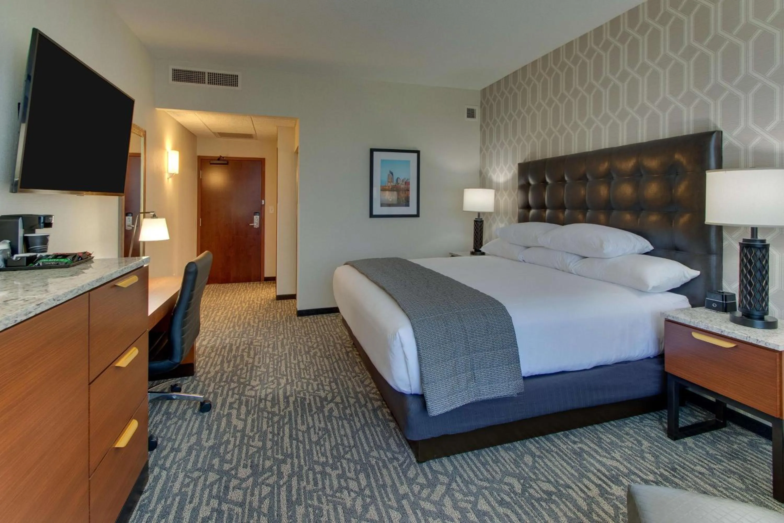 Photo of the whole room, Bed in Drury Plaza Hotel Nashville Downtown