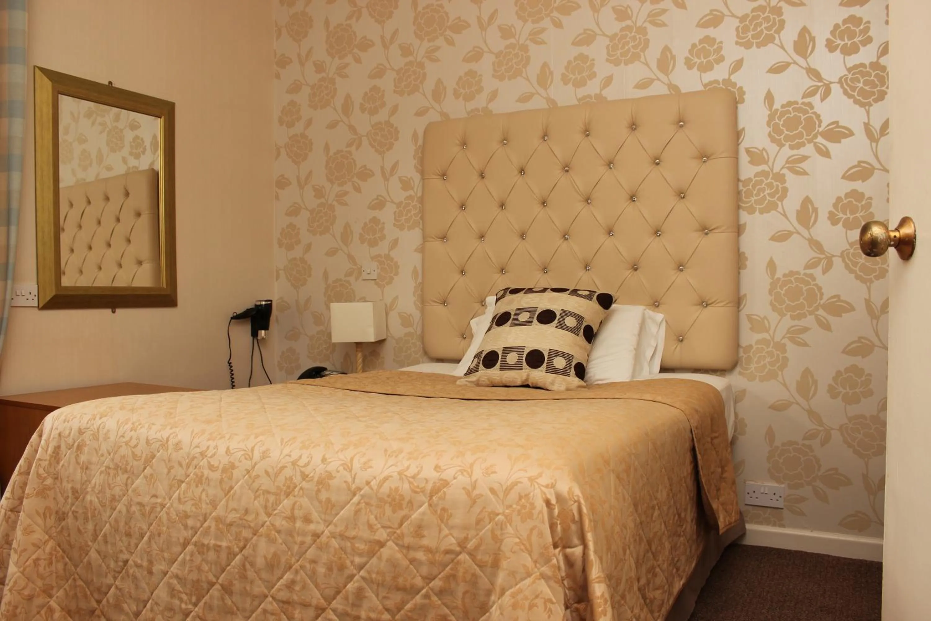 Photo of the whole room, Bed in Old Kings Arms Hotel