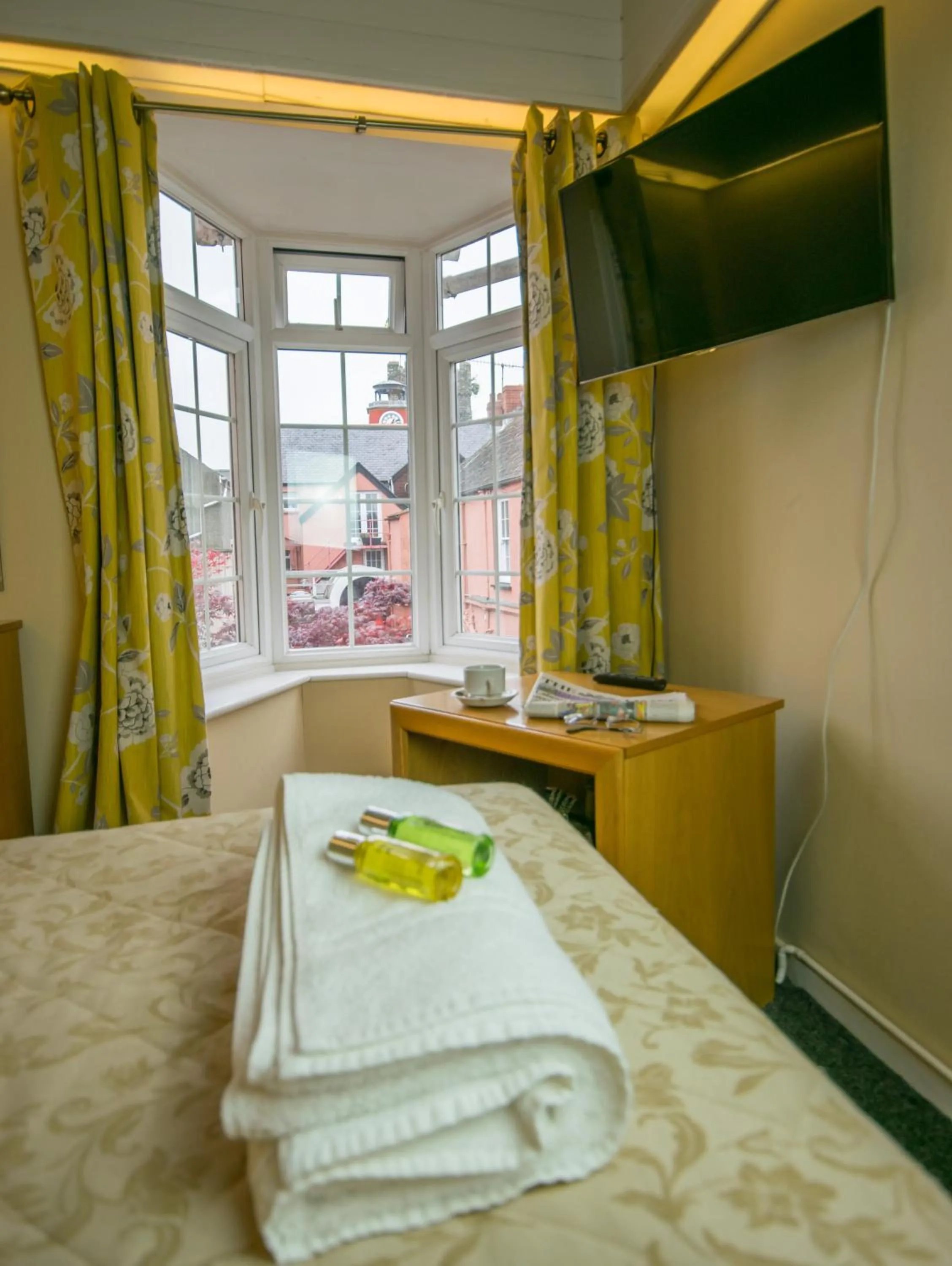 Photo of the whole room, Bed in Old Kings Arms Hotel