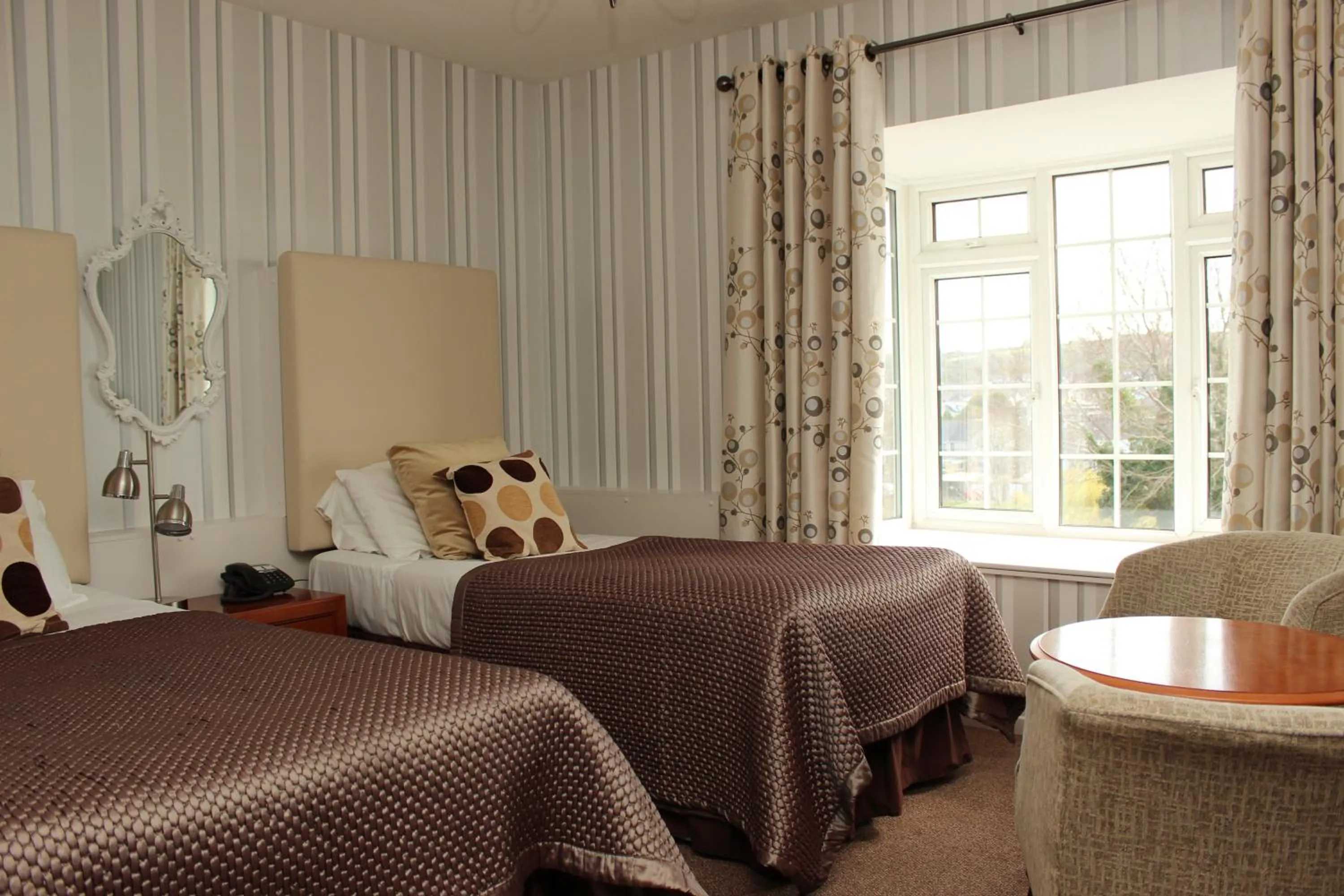 Photo of the whole room, Bed in Old Kings Arms Hotel