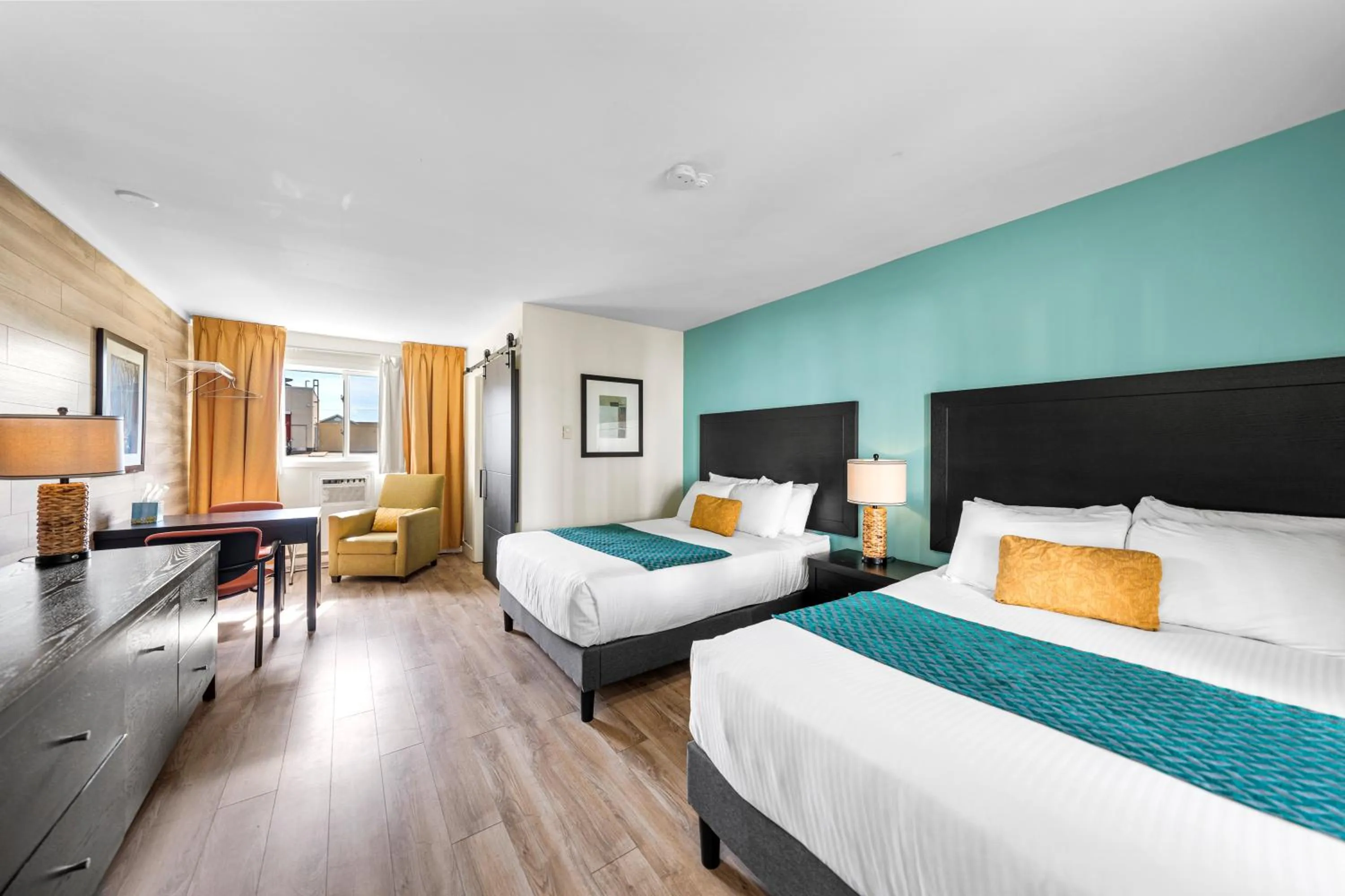 Bedroom, Bed in Shores Inn & Hotel