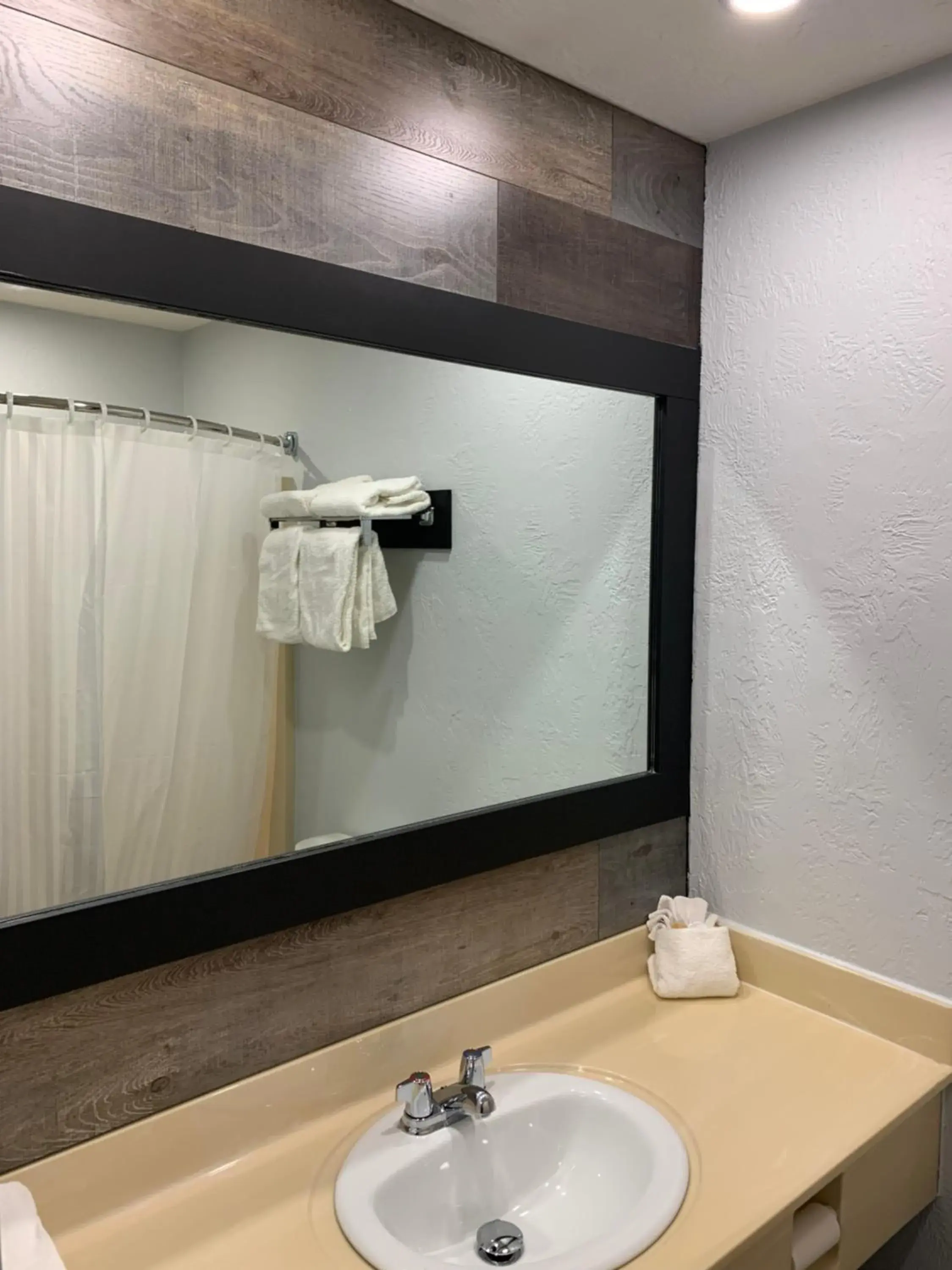 Queen Room in Shores Inn & Hotel Queen Room in Shores Inn & Hotel