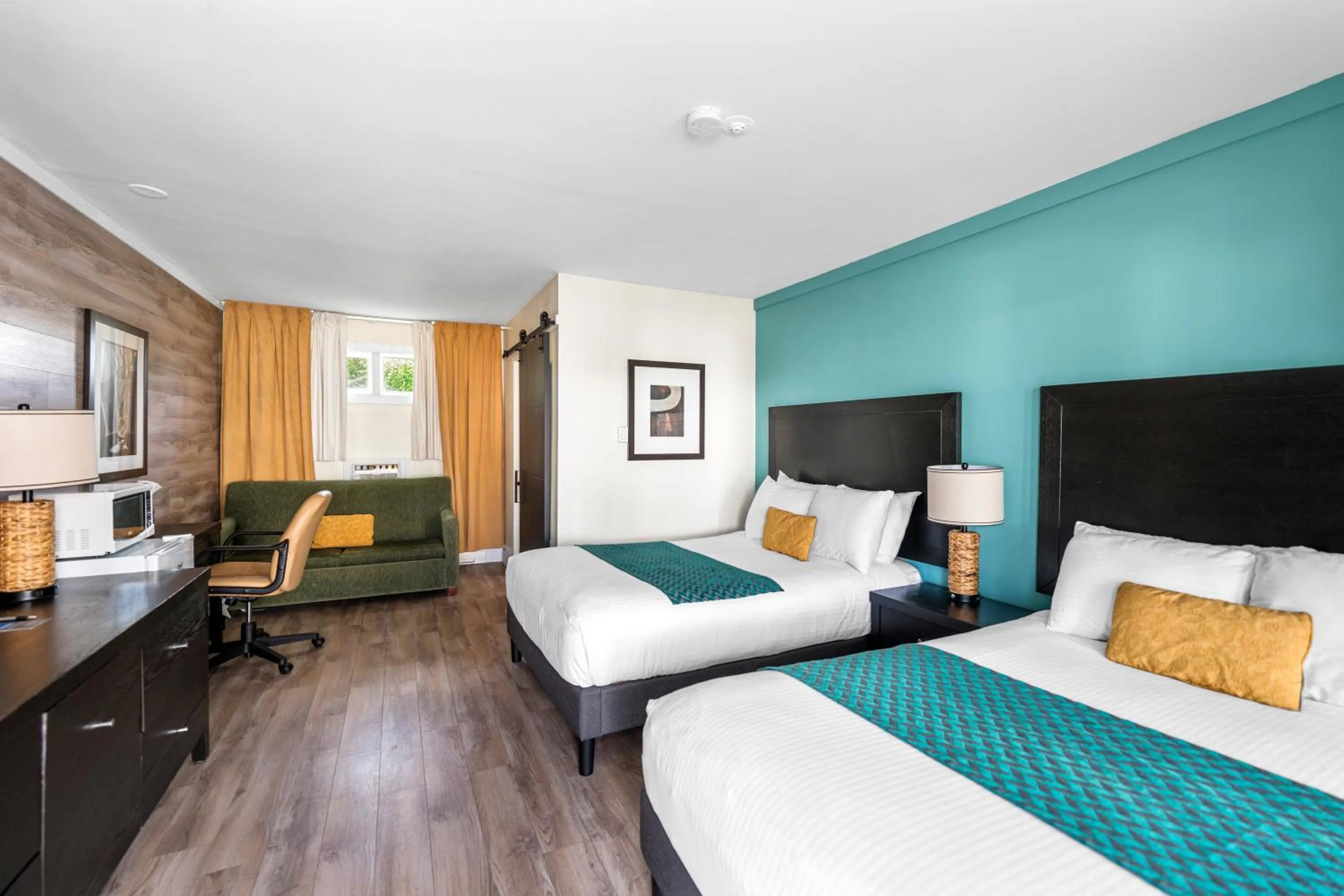 Bed in Shores Inn & Hotel