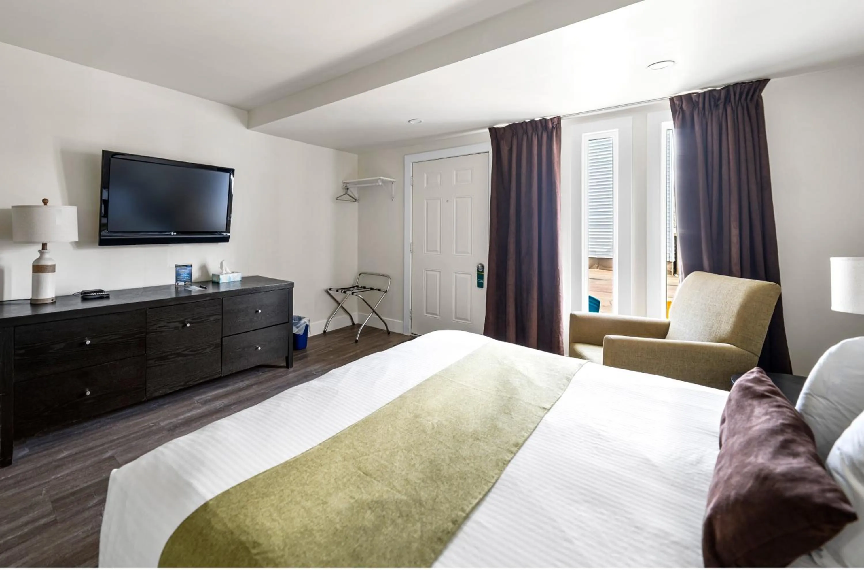 TV and multimedia, Bed in Shores Inn & Hotel