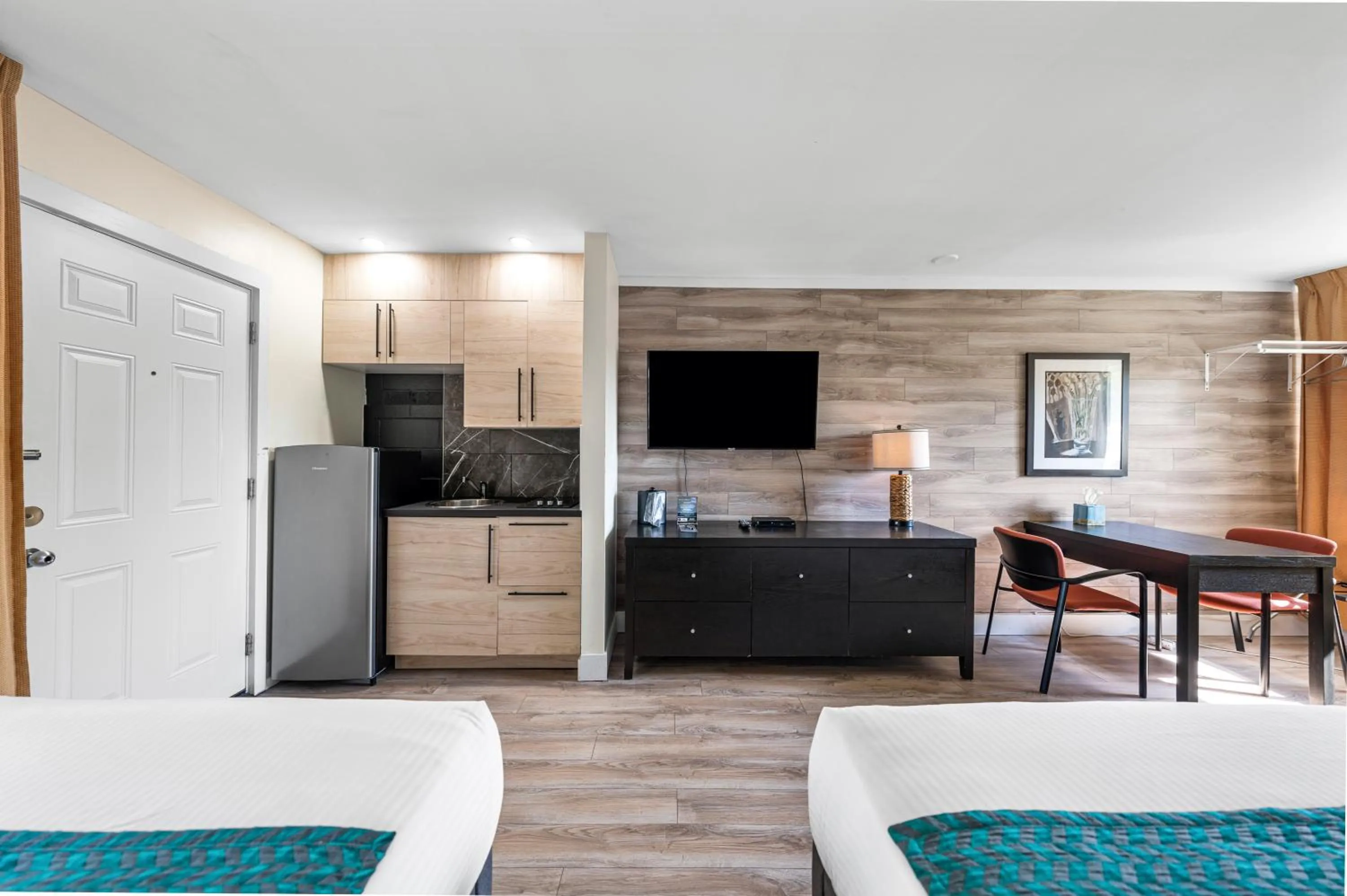 Bed in Shores Inn & Hotel