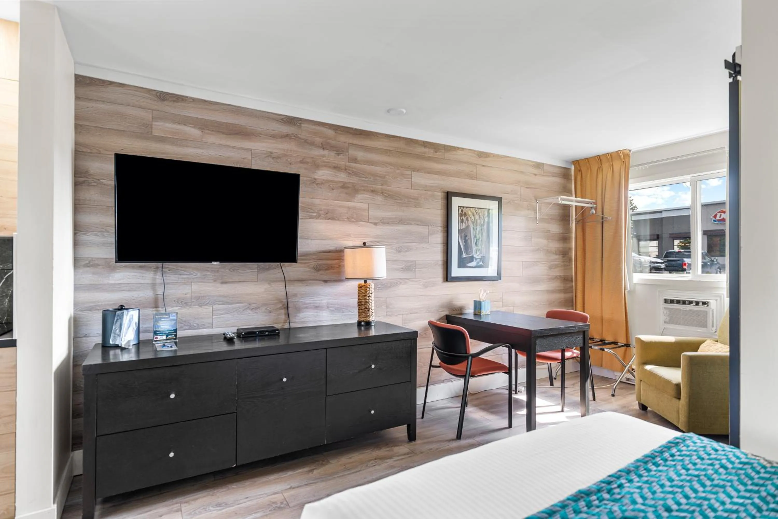 Bed in Shores Inn & Hotel