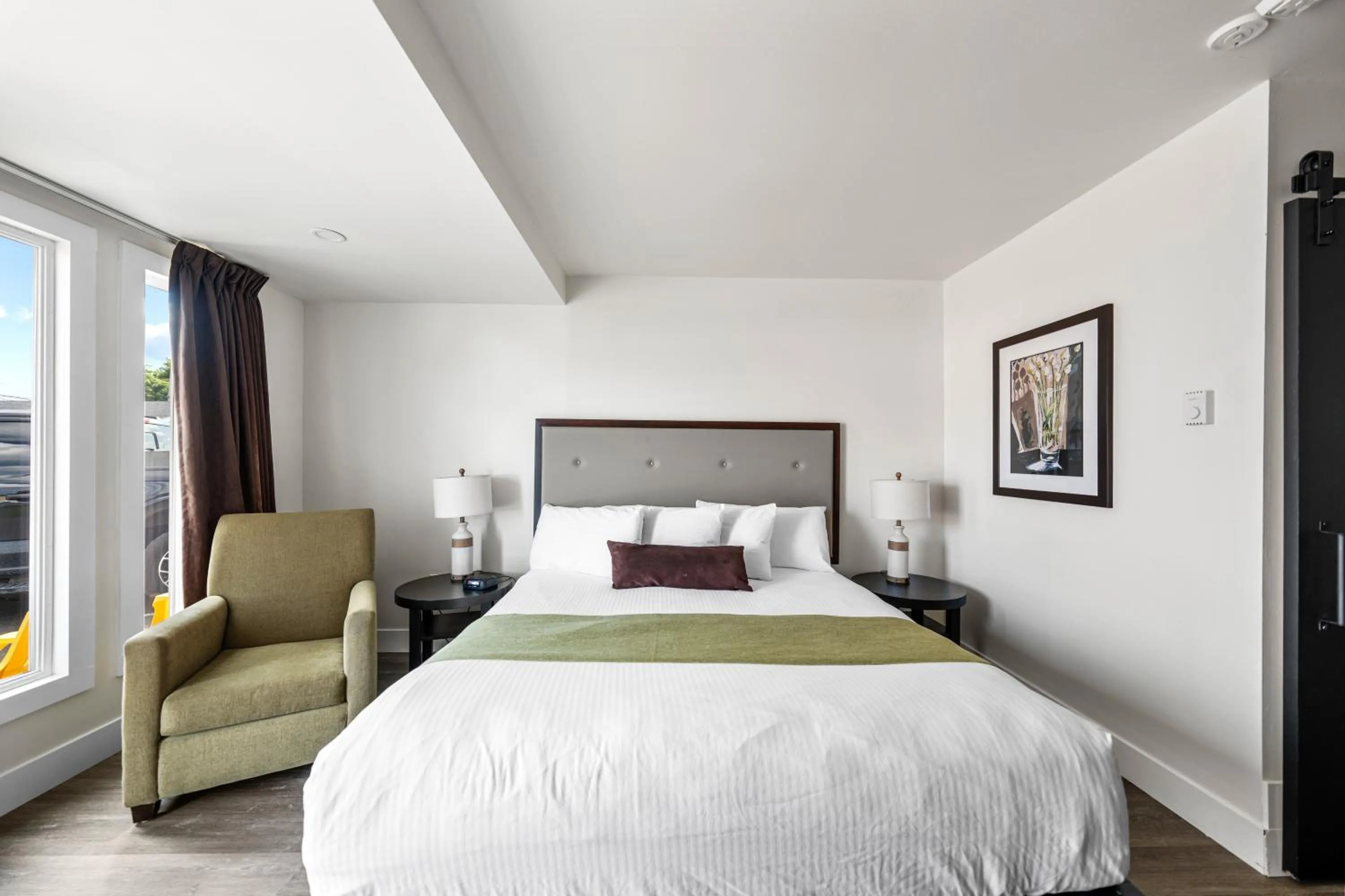 Bed in Shores Inn & Hotel