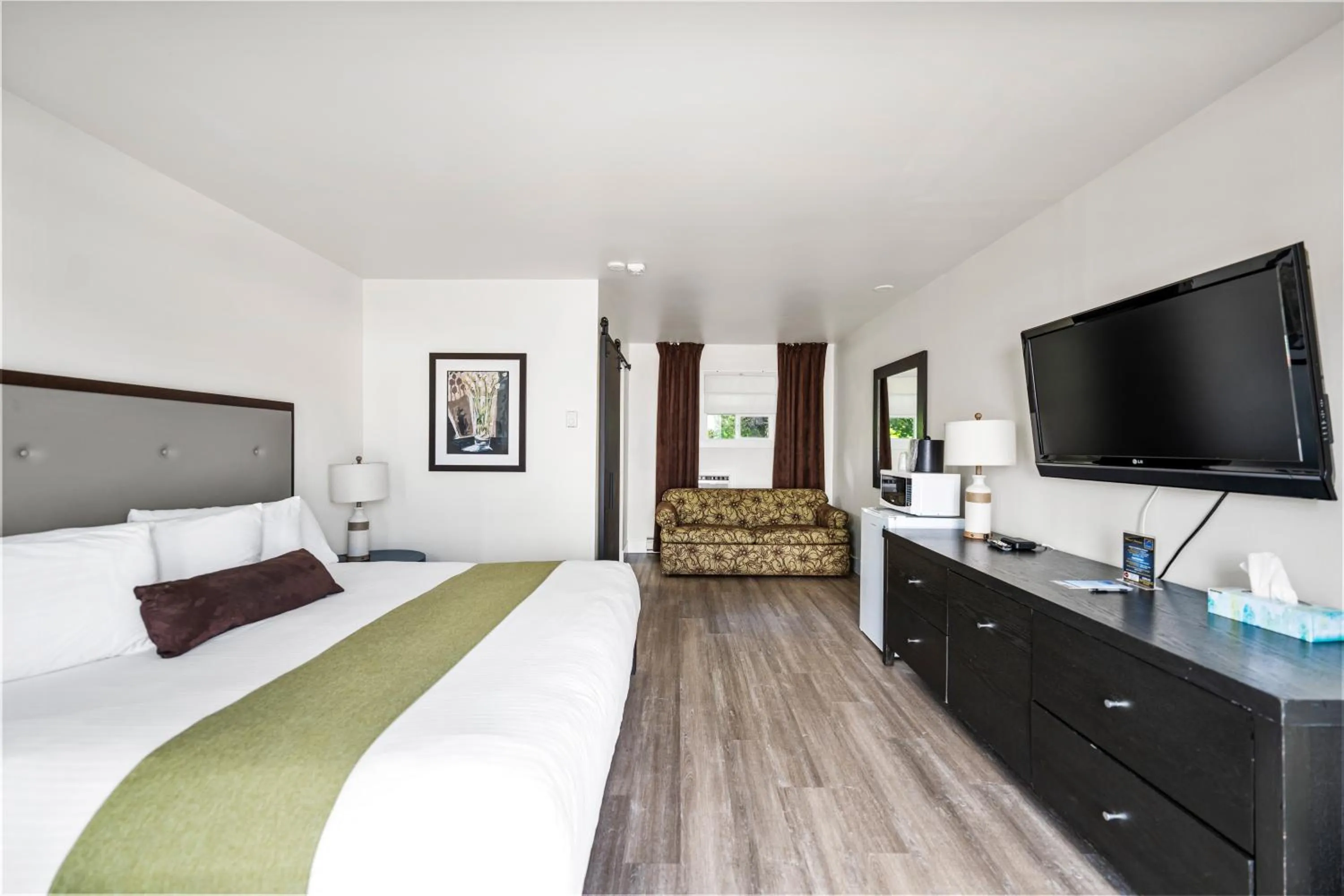 Bed in Shores Inn & Hotel