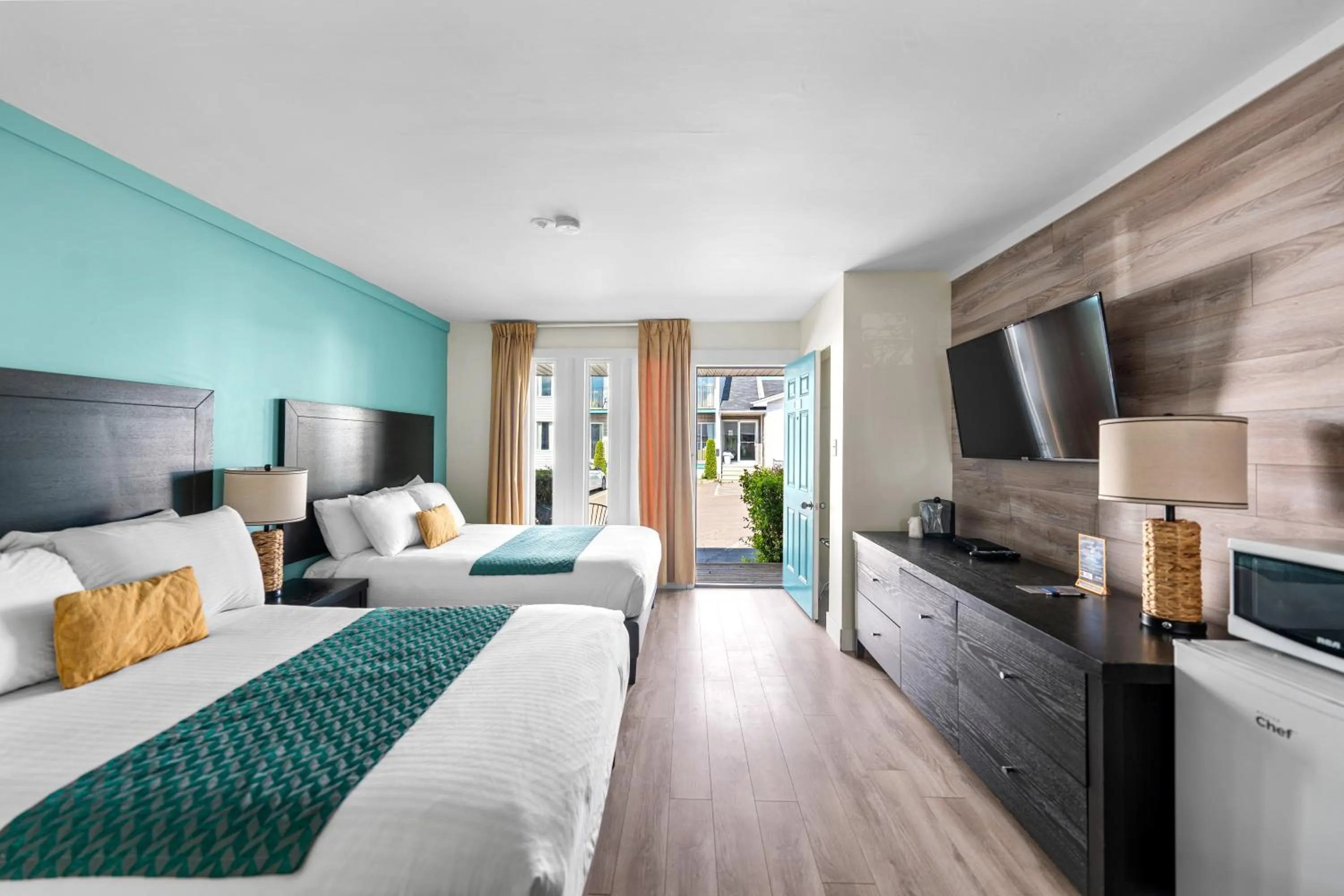 Bedroom, Bed in Shores Inn & Hotel