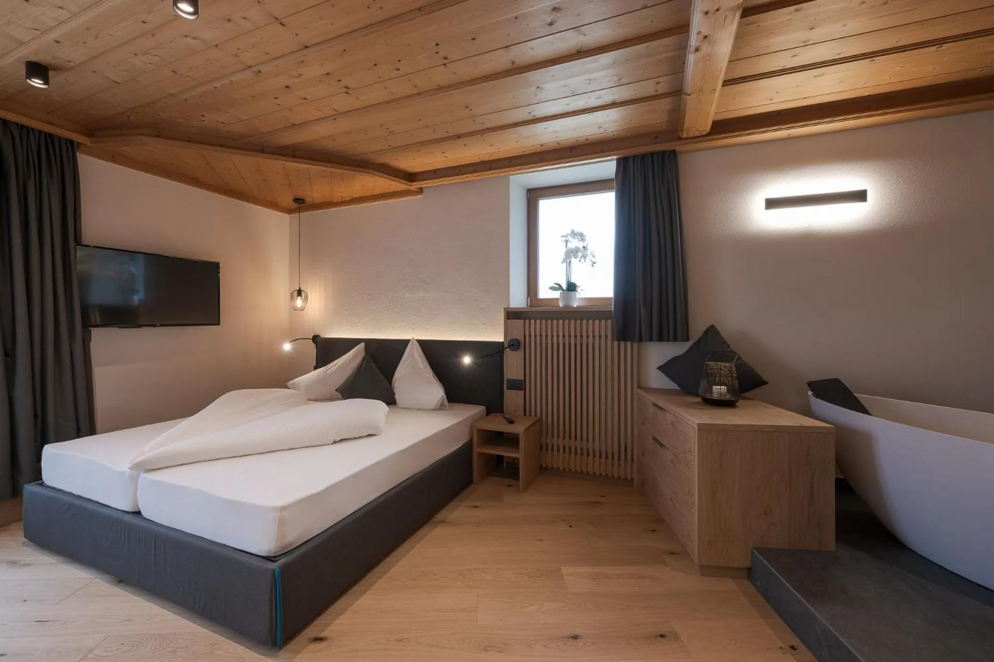 Photo of the whole room, Bed in Aparthotel Abiná Lana Höhe