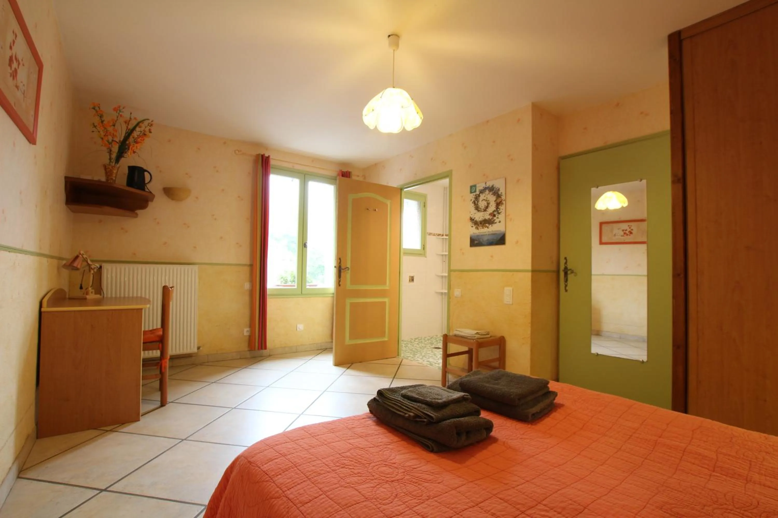 Photo of the whole room, Bed in L'espiatet