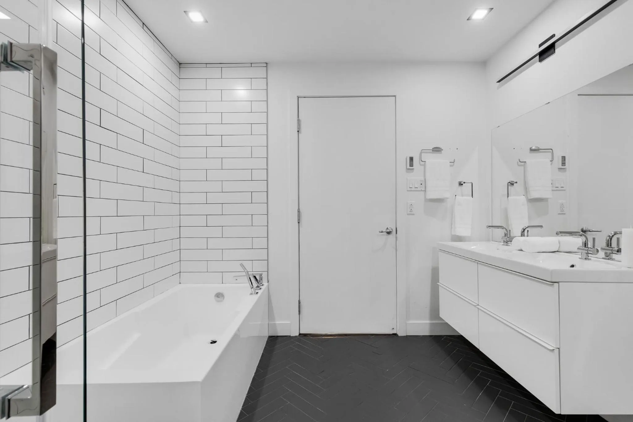 Shower in LiV MTL Plaza