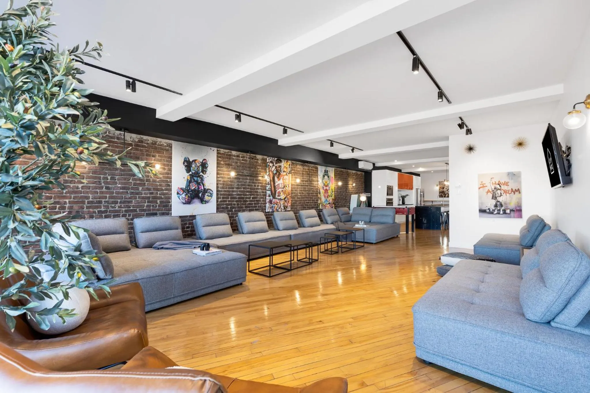 Communal lounge/ TV room in LiV MTL Plaza