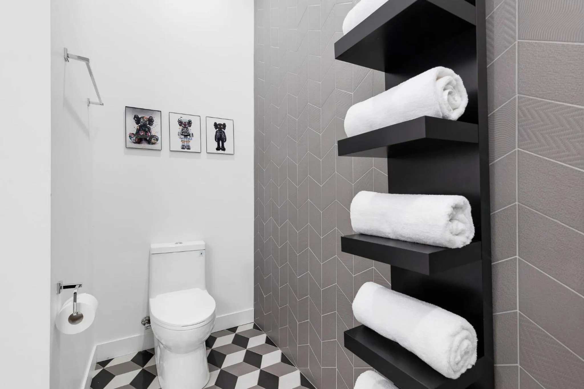 Toilet in LiV MTL Plaza