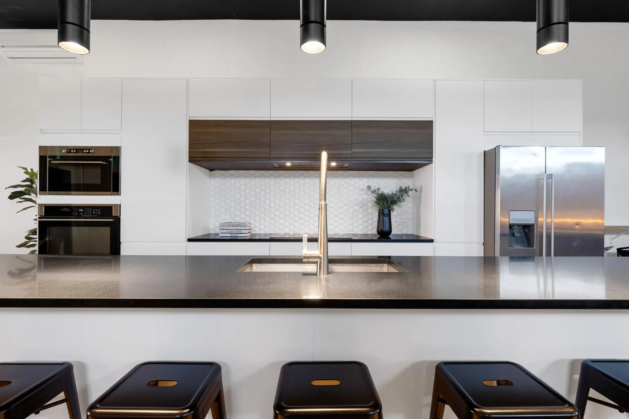 Kitchen or kitchenette in LiV MTL Plaza