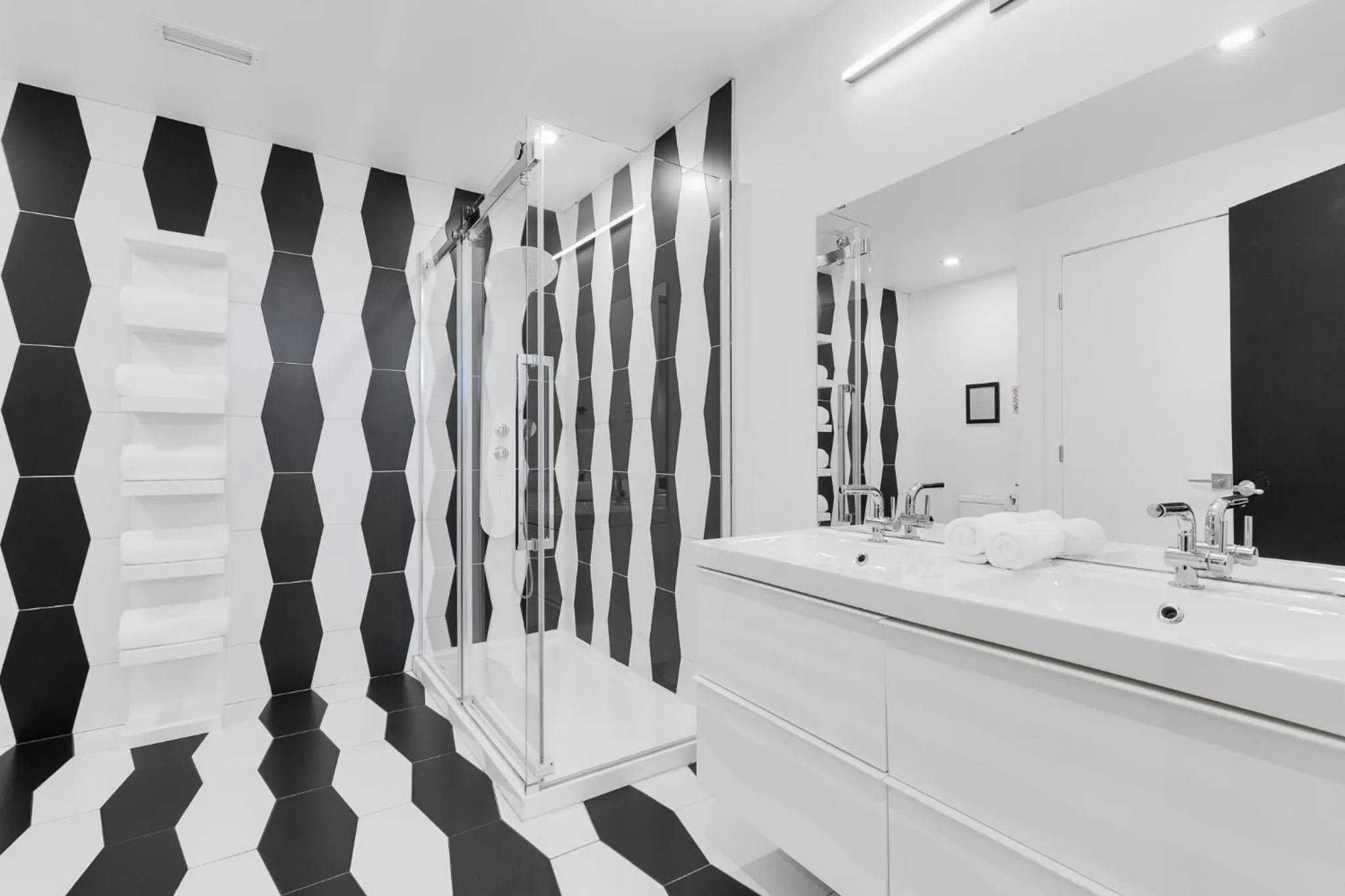 Bathroom in LiV MTL Plaza