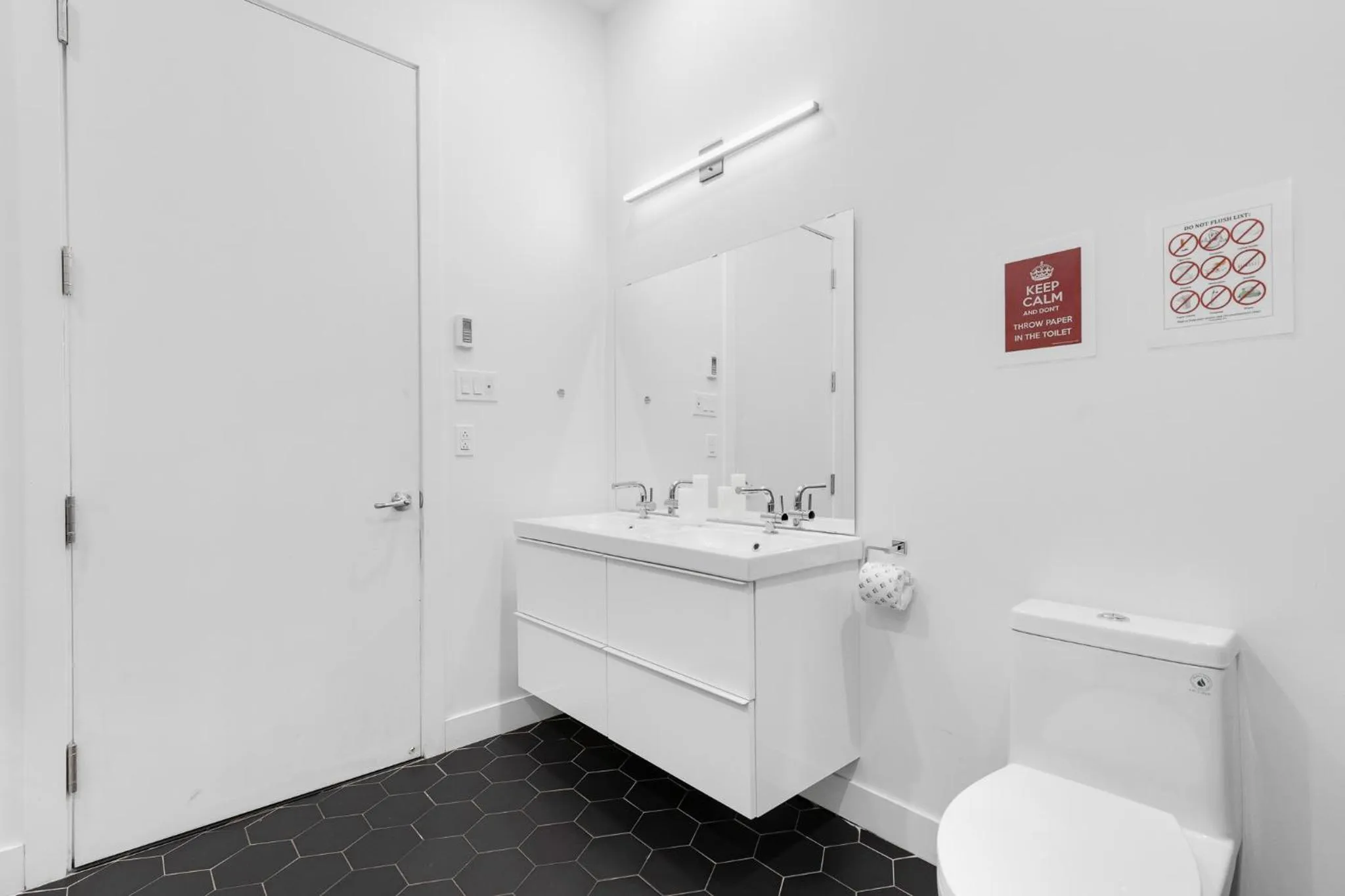 Toilet in LiV MTL Plaza