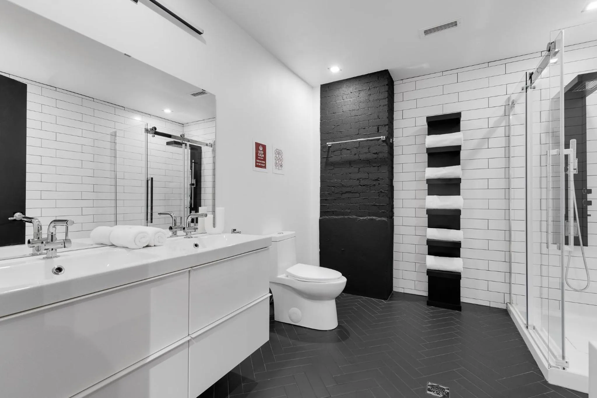 Shower in LiV MTL Plaza