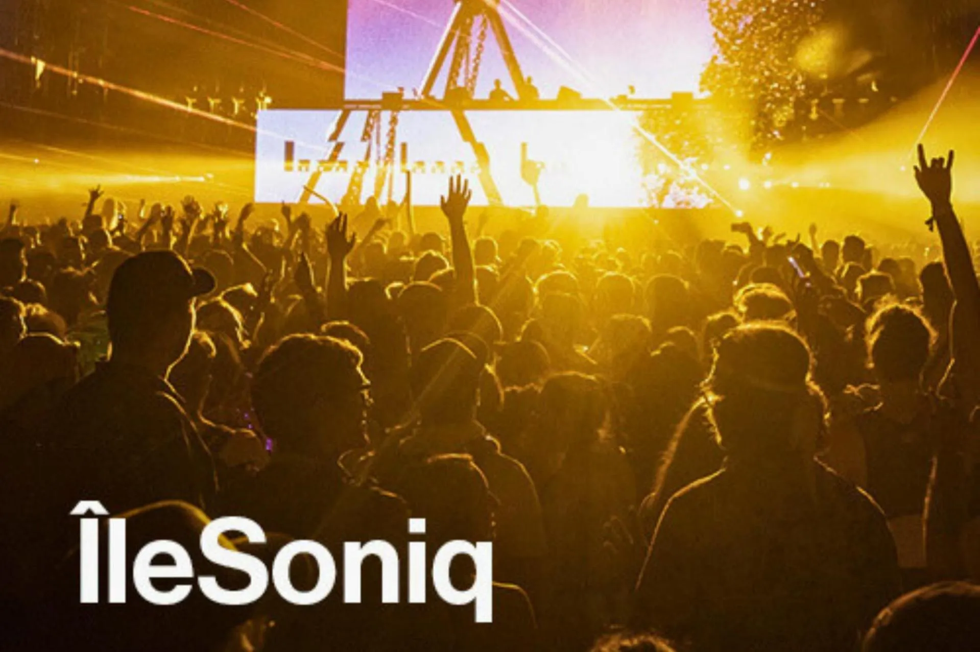 People in LiV MTL Plaza