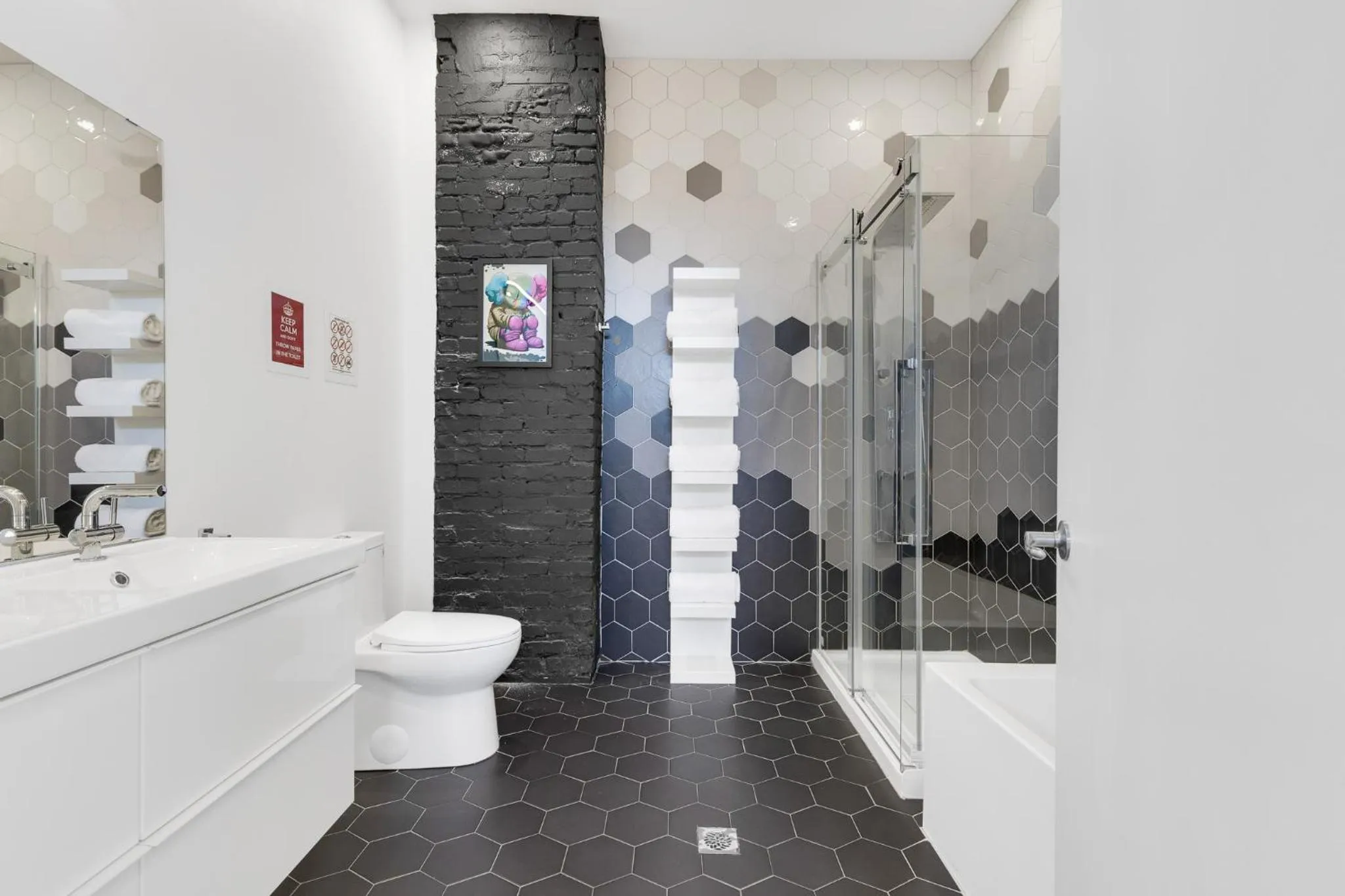 Shower in LiV MTL Plaza