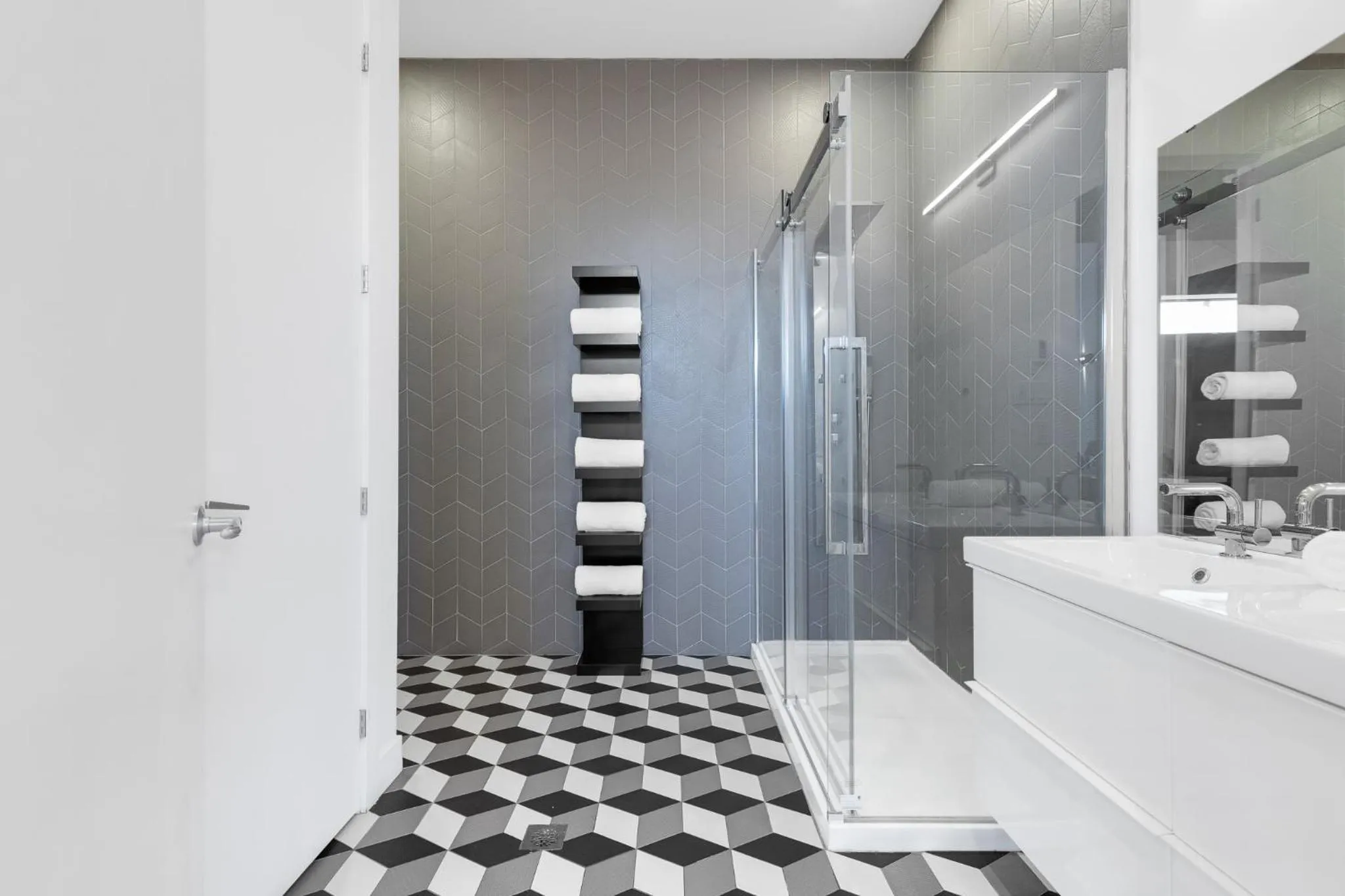 Shower in LiV MTL Plaza