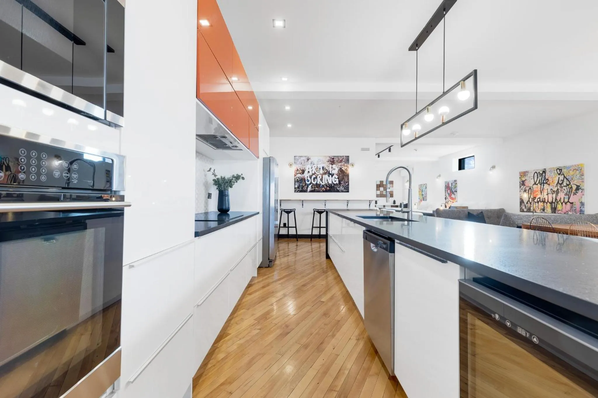 Kitchen or kitchenette in LiV MTL Plaza