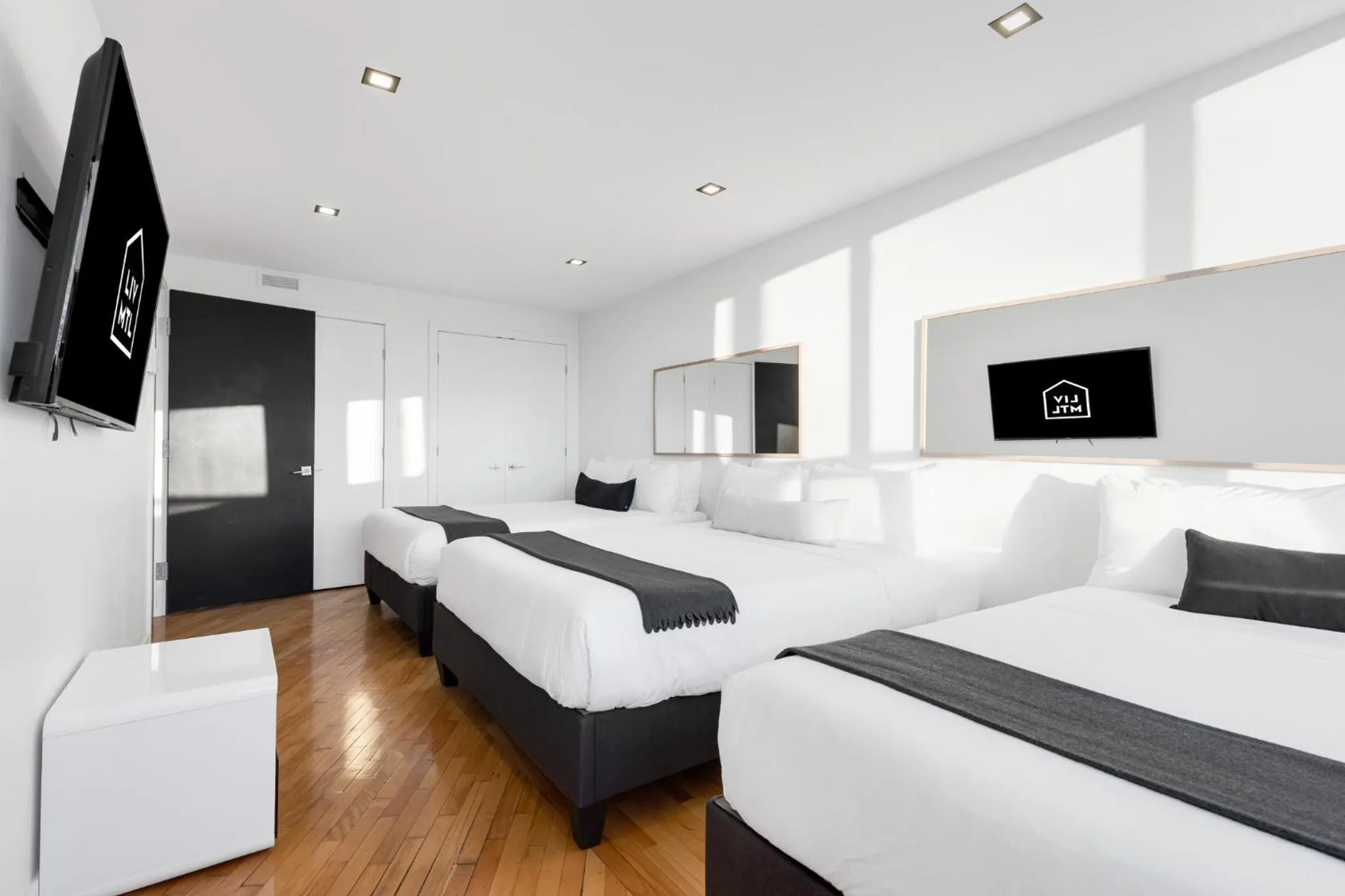 Communal lounge/ TV room, Bed in LiV MTL Plaza