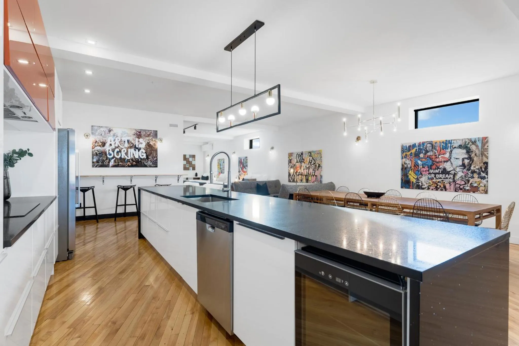 Kitchen or kitchenette in LiV MTL Plaza