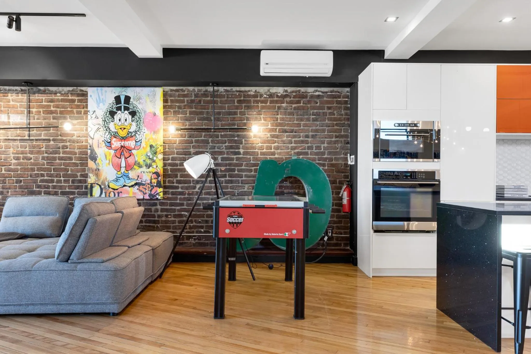 Kitchen or kitchenette in LiV MTL Plaza