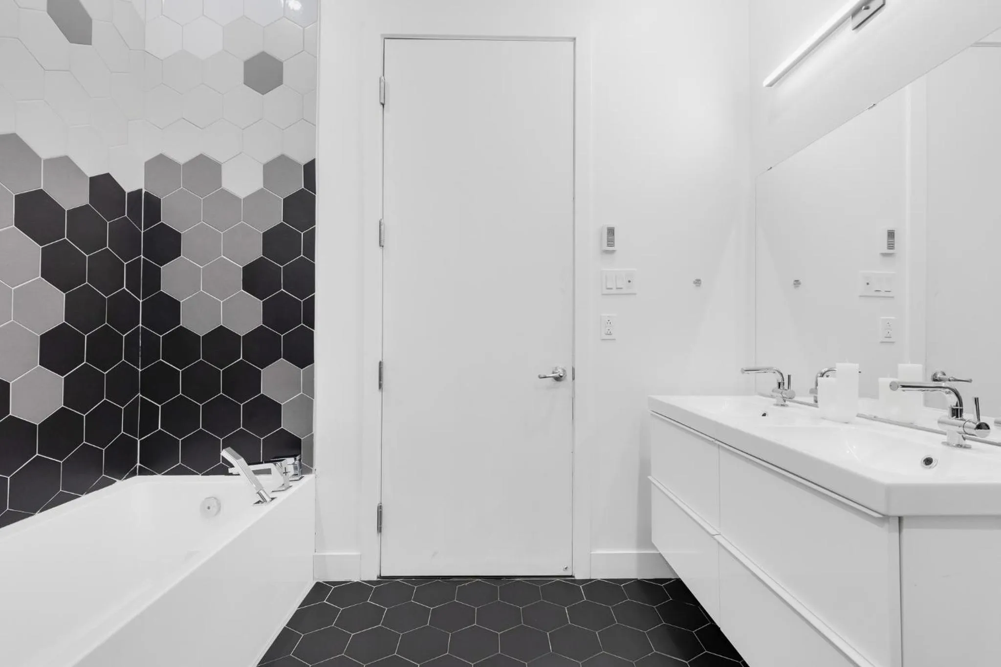 Shower in LiV MTL Plaza