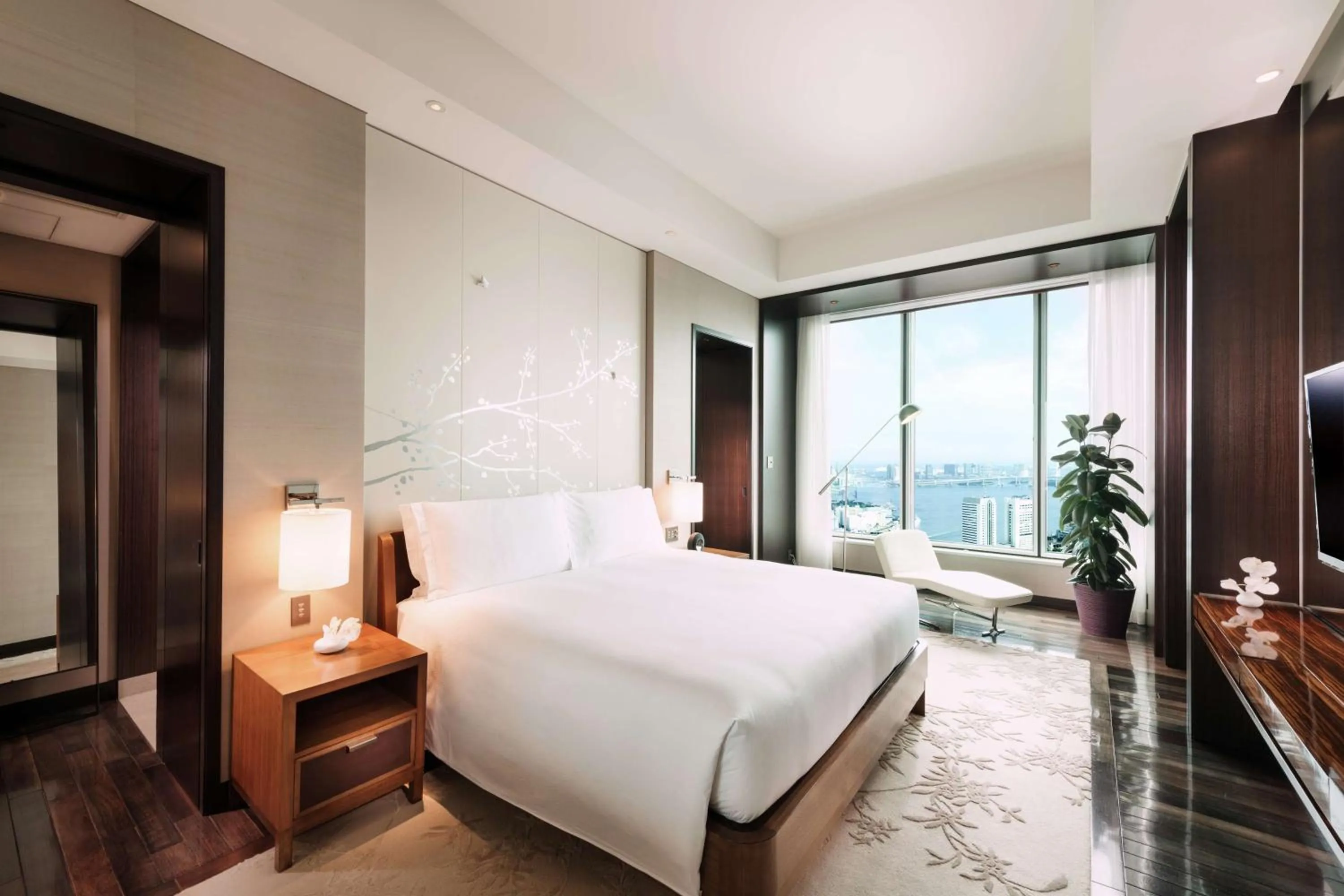 Photo of the whole room, Bed in Conrad Tokyo